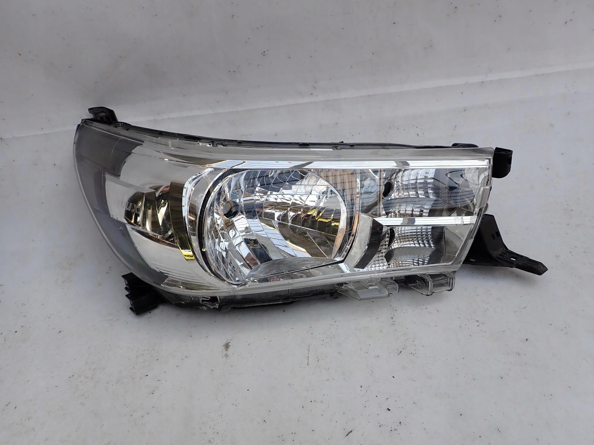 TOYOTA HILUX VIII 8 15-20 PUSZKA light front front right