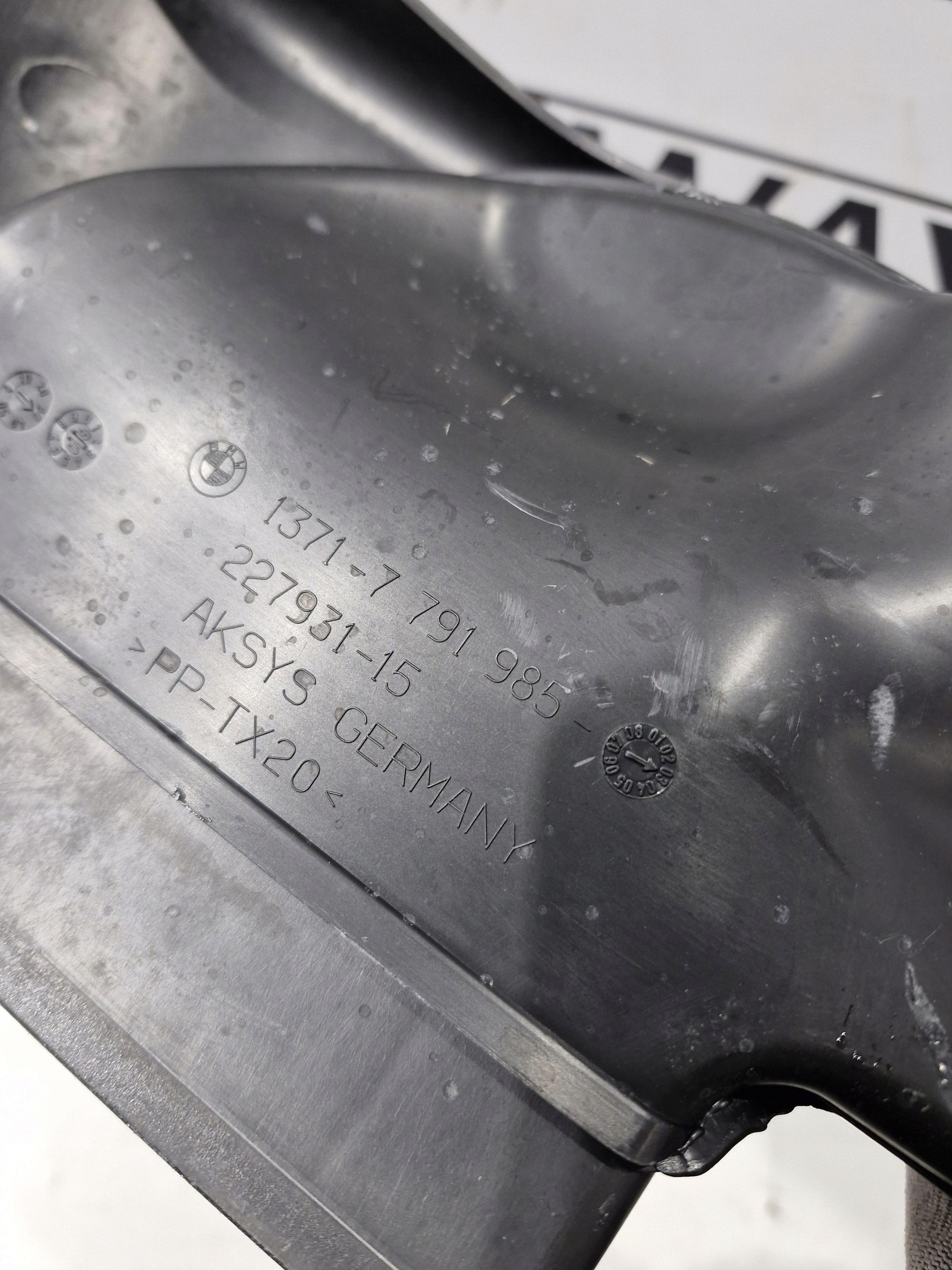 7791985 BMW E90 E91 E92 E93 drain SSACY tube intake air