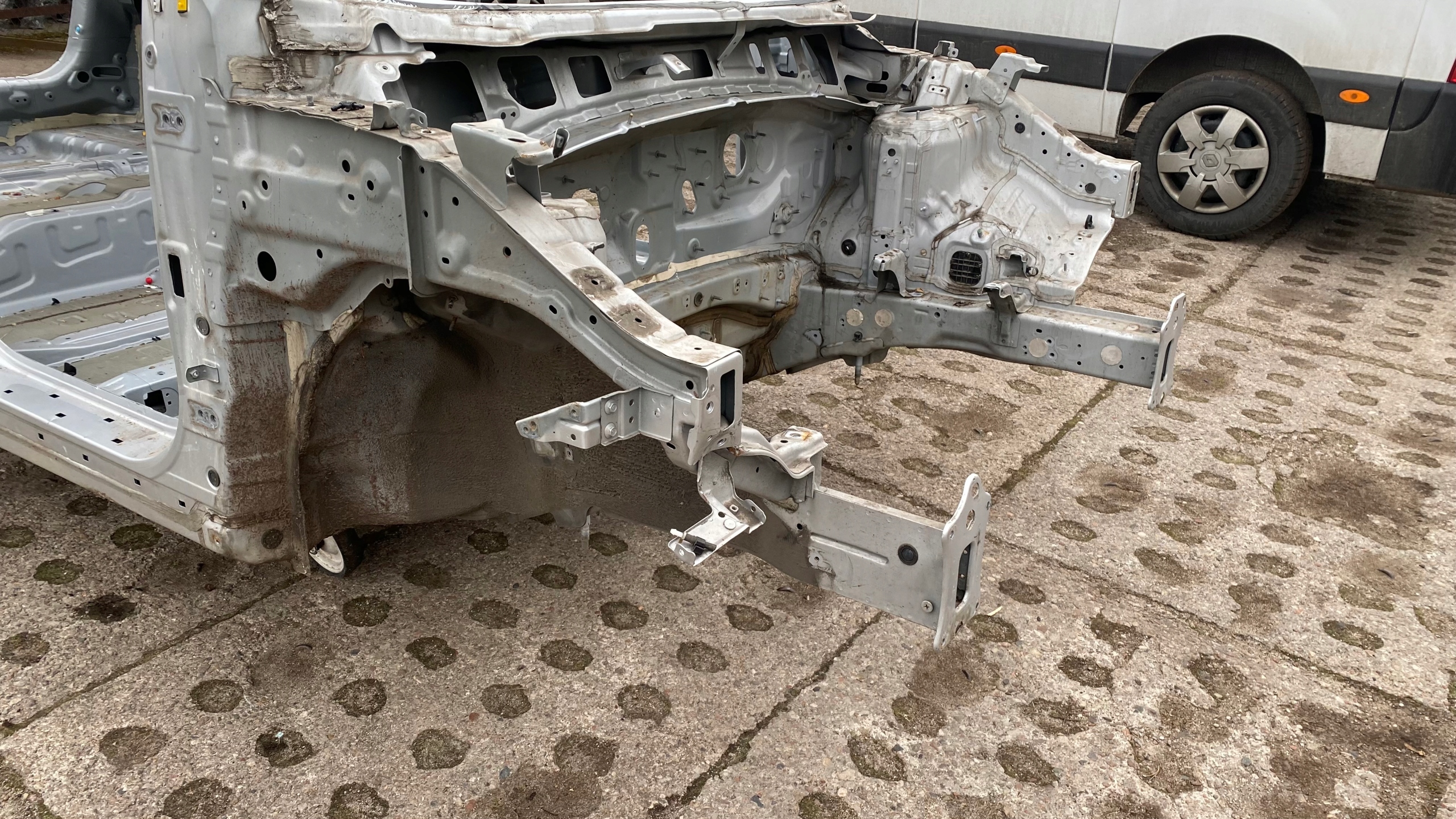 HYUNDAI Ix35 ЛОНЖЕРОН ЧЕТВЕРТИНА ПРАВА ФАРТУХ