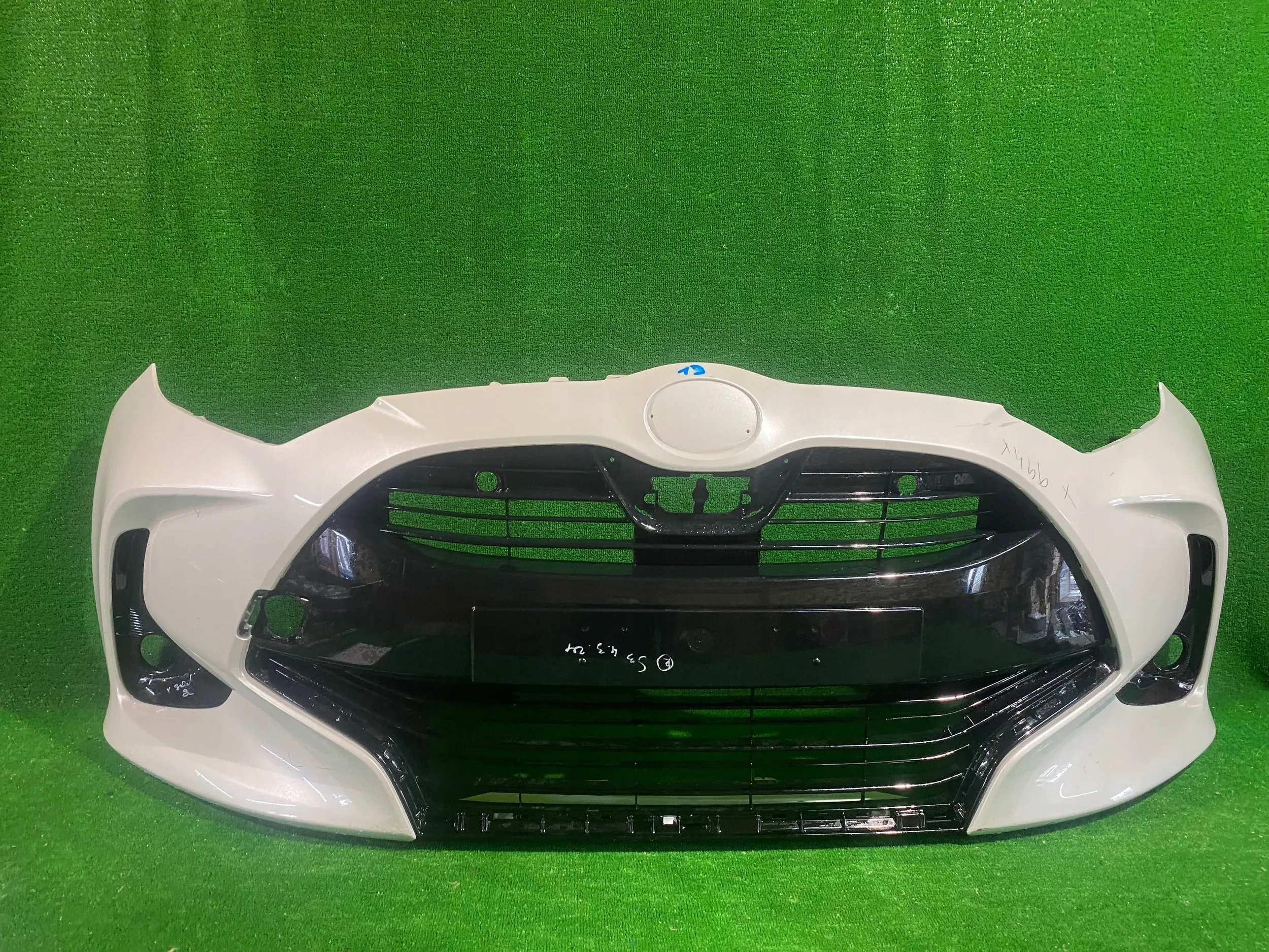 frontstoßstange vorne TOYOTA YARIS IV NR.Z13