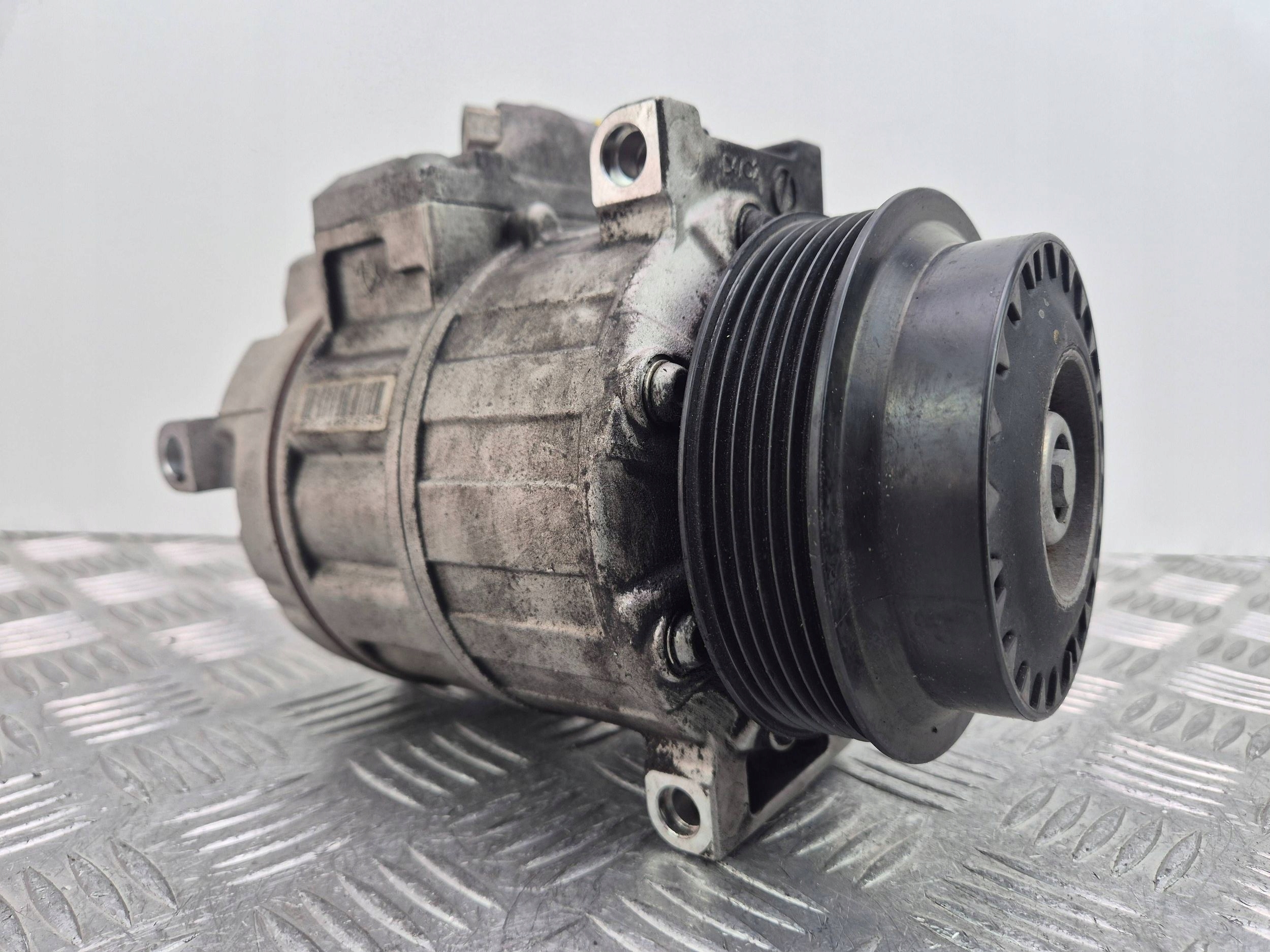 Mercedes E200 CGI W212 compressor; compressor of the air conditioning A0008307800