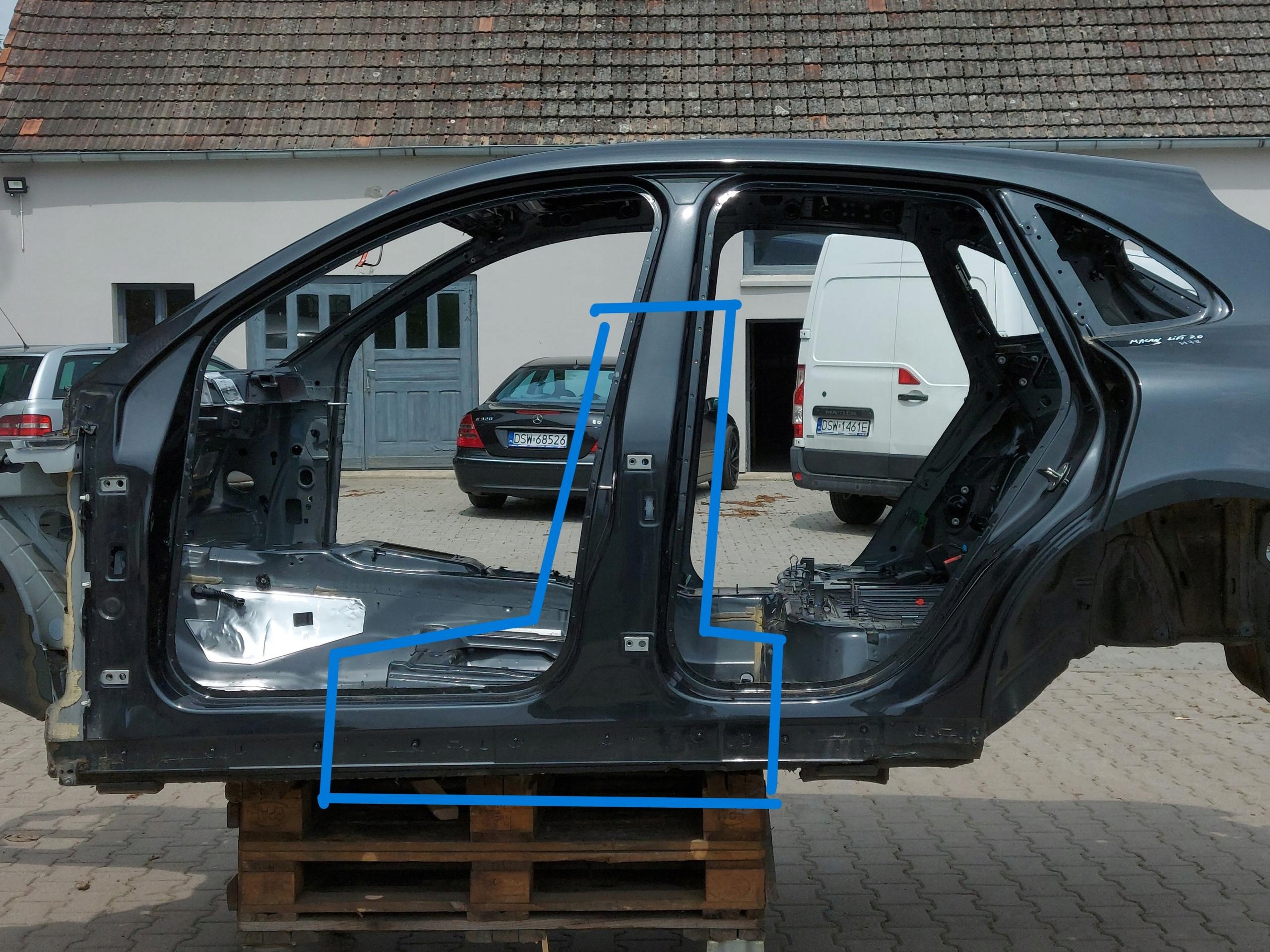 Porsche Macan II LIFT pillar central left