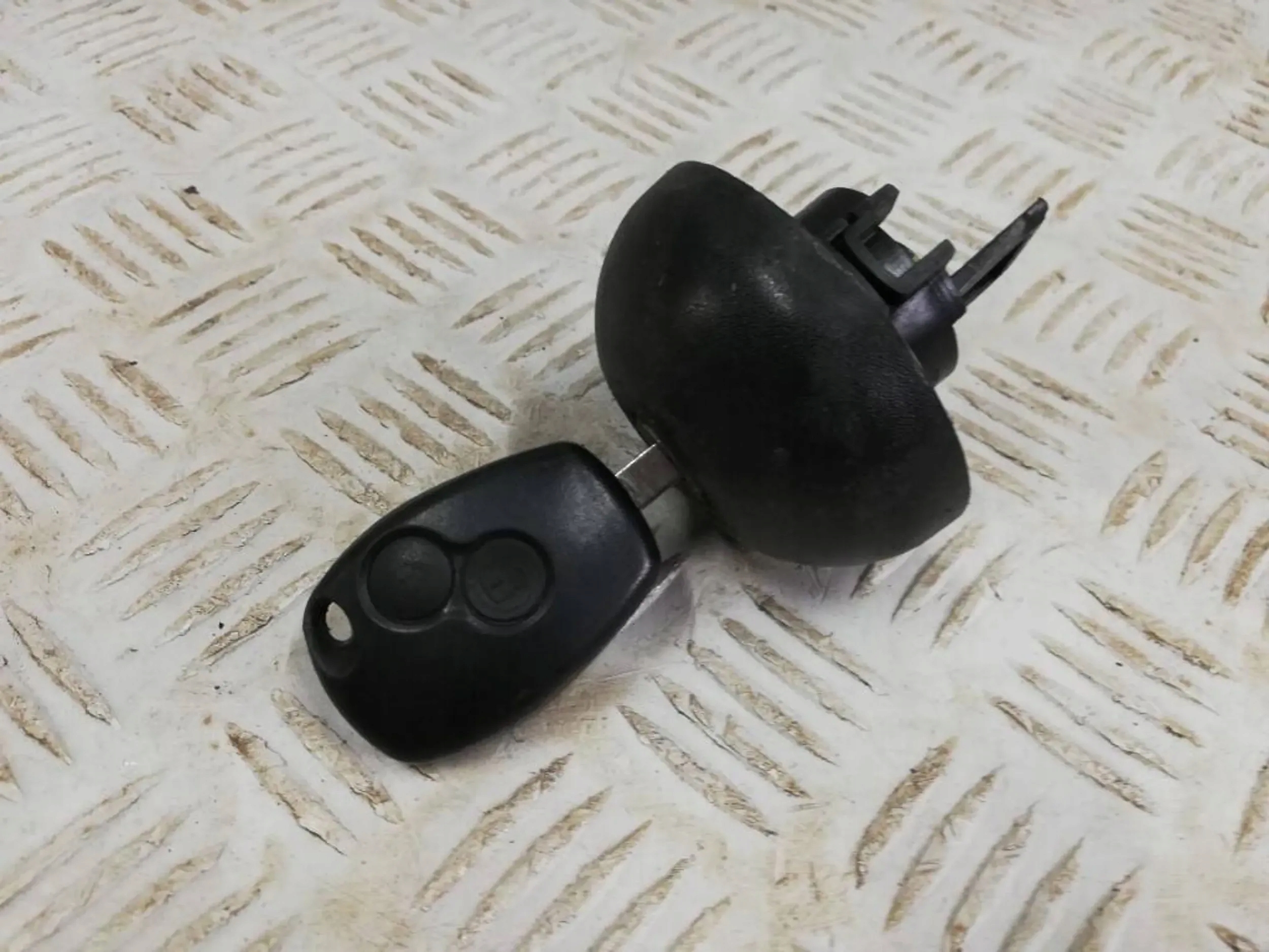 DACIA DUSTER I KOREK WLEWU PALIWA