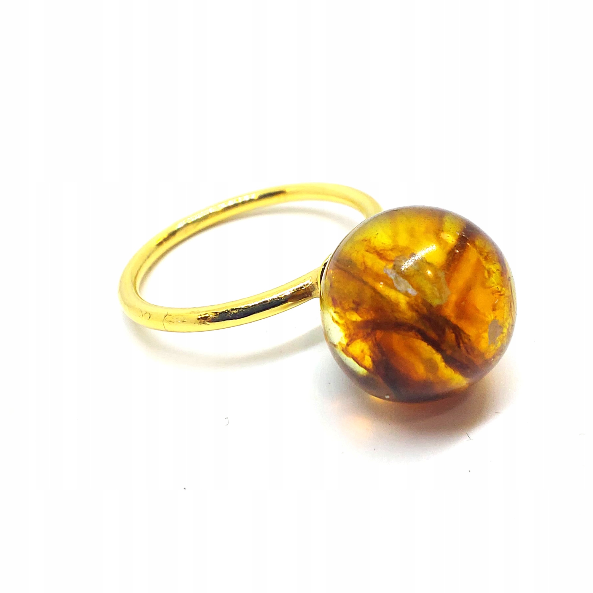 Stříbrný pozlacený prstýnek s jantarovou kuličkou