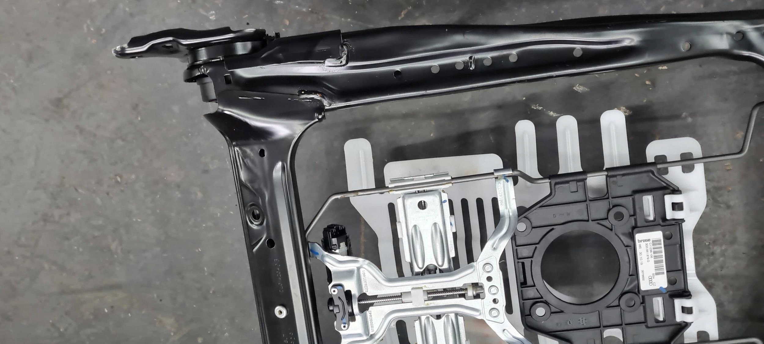 A4 B9 8W support OPARCJE seat right front 8W0881046AT A5 8W
