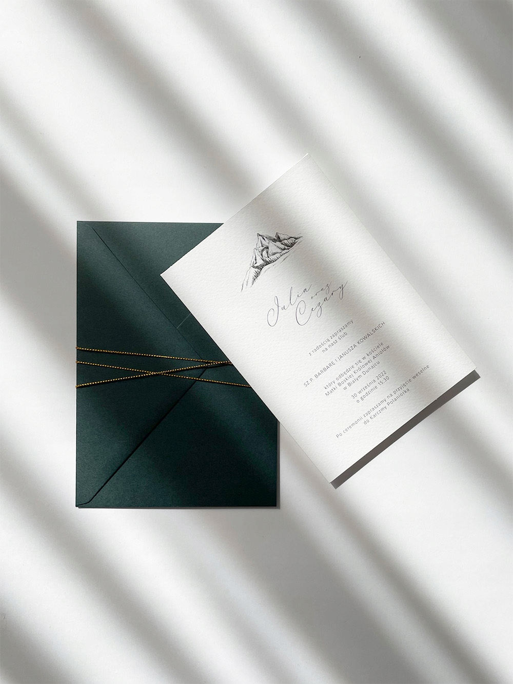 SUBTELNE ZAPROSZENIE ŚLUBNE Z MOTYWEM GÓR KOPERTA Wysokość produktu 15 cm