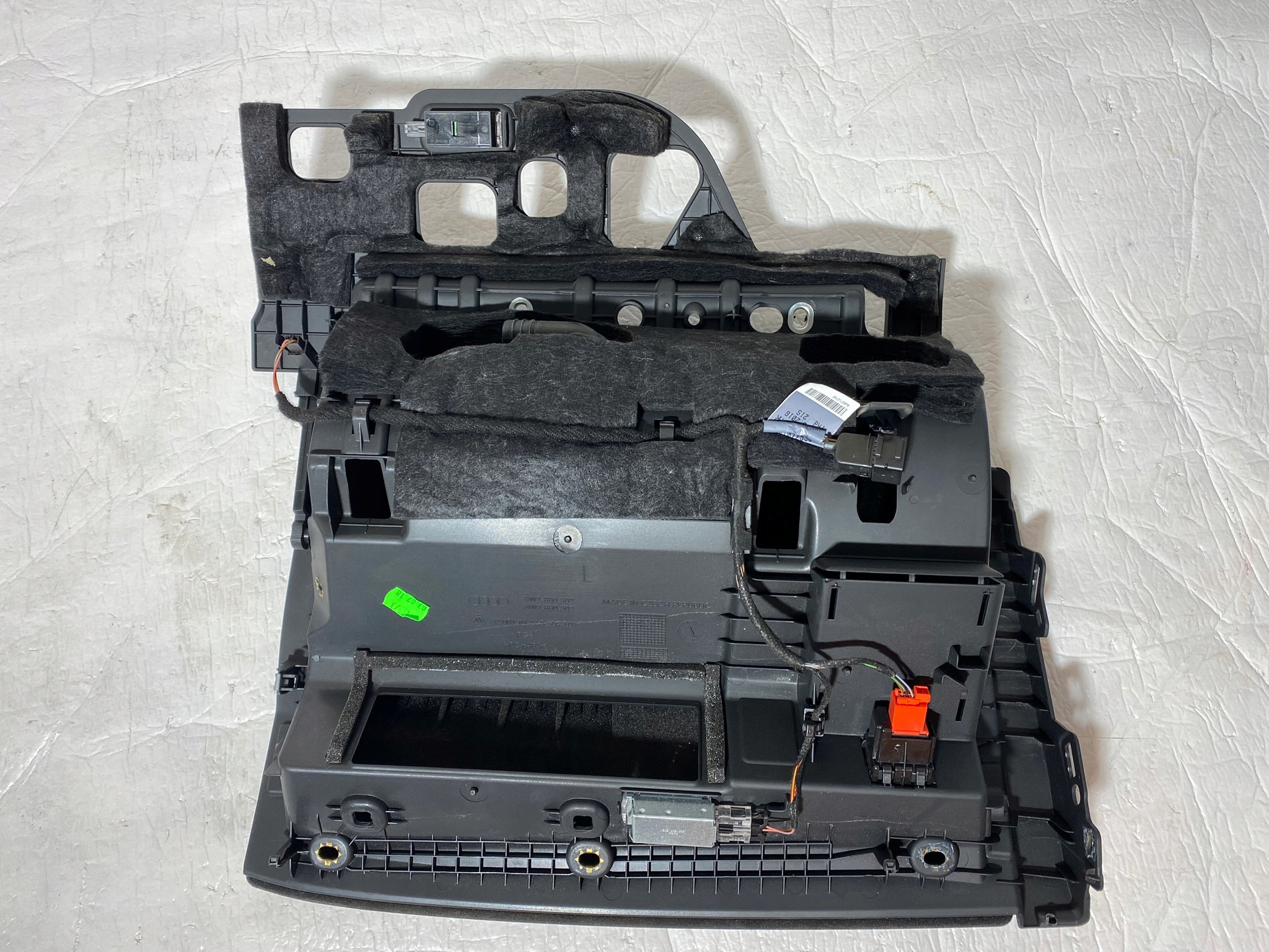 AUDI A4 B9 Handschuhfach des Beifahrers AC 8W1880302