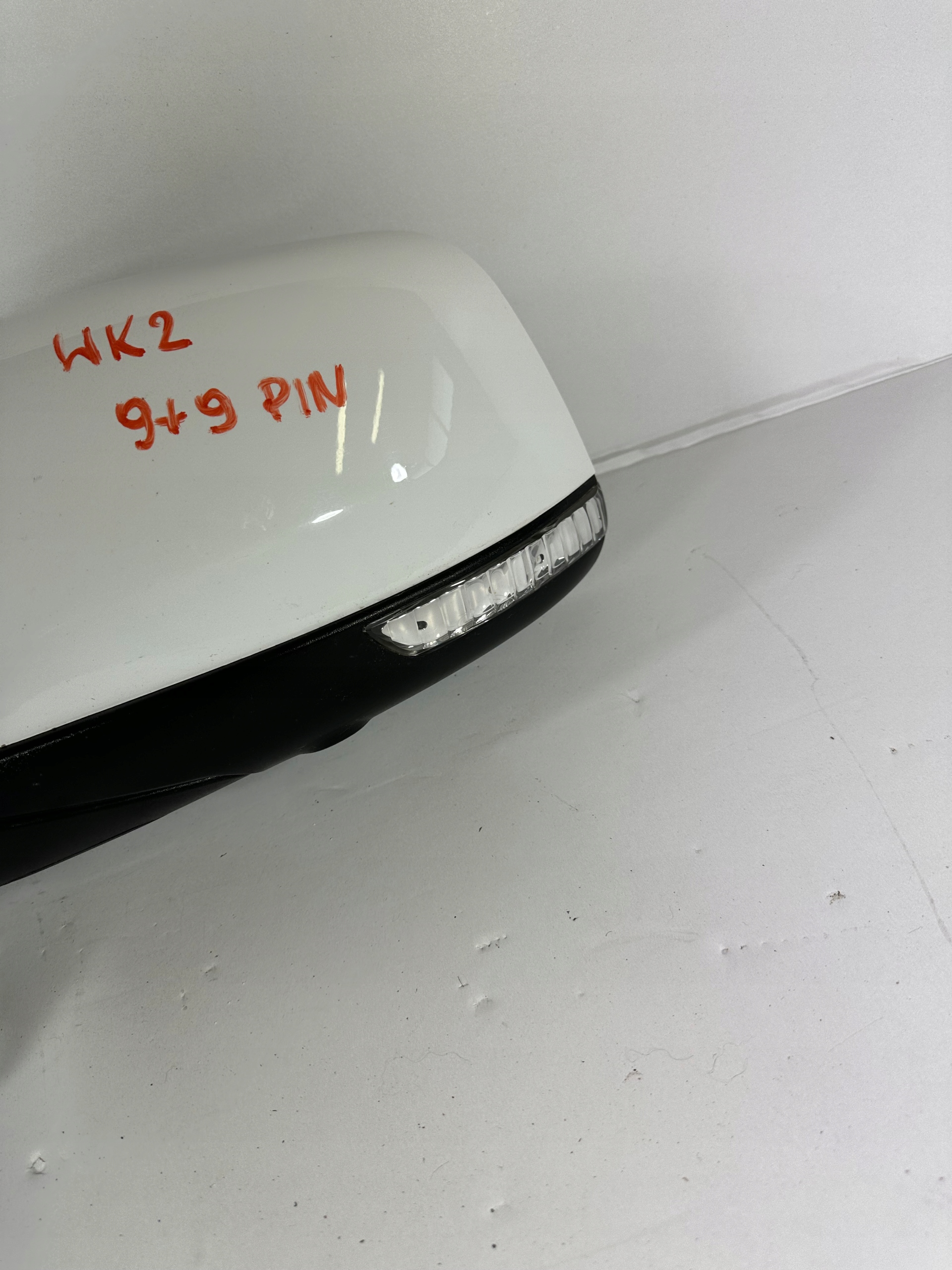 GRAND CHEROKEE WK2 LUSTERKO LEWE BIAŁE 9+9PIN Strona zabudowy lewa