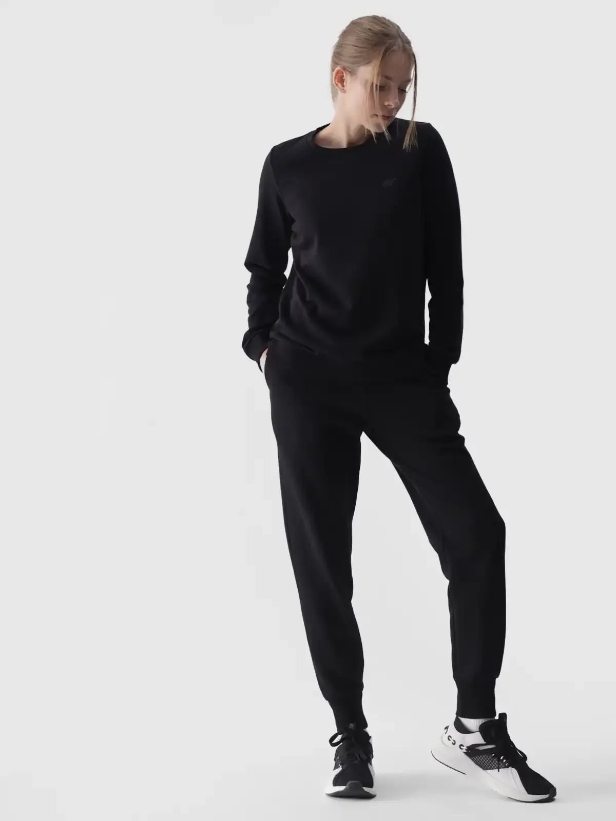 SPODNIE DRESOWE DAMSKIE 4F SPORTOWE DRESY BAWEŁNIANE Z KIESZENIAMI M00T0946 Rozmiar M