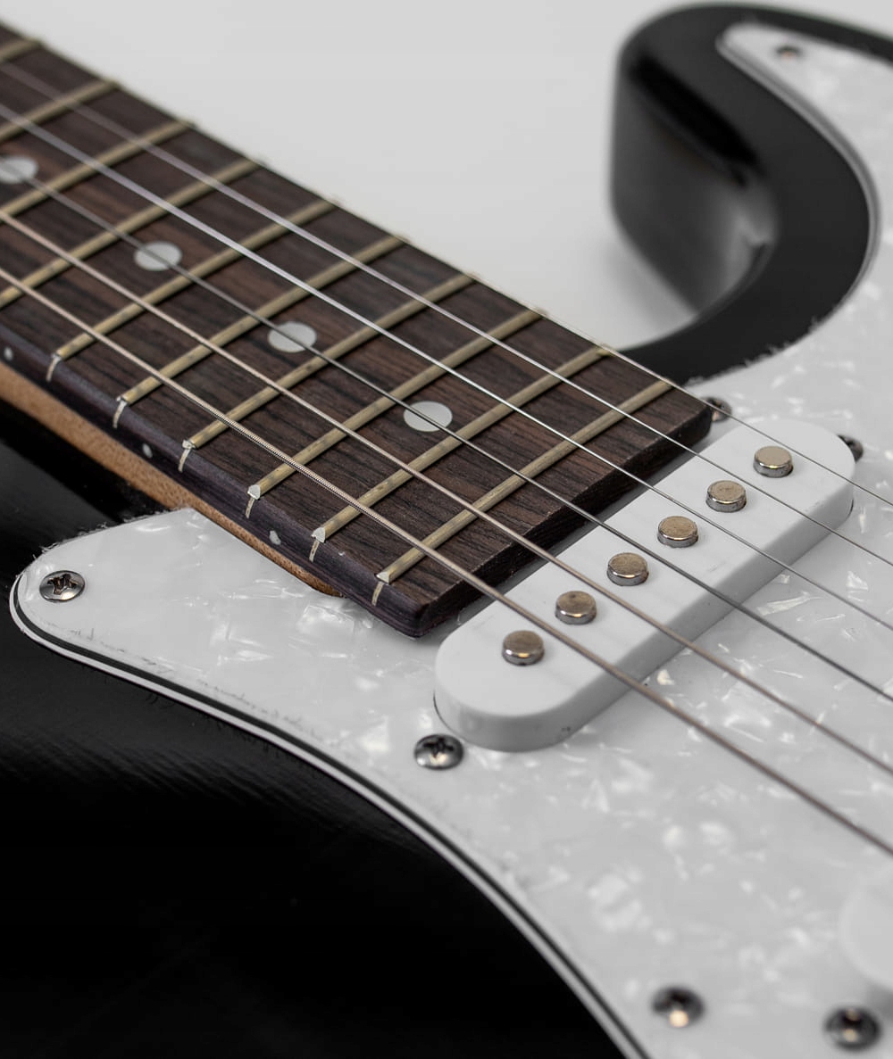 GITARA ELEKTRYCZNA TYPU STRATOCASTER FRONTIER E-10 + AKCESORIA CZARNA Rodzaj Stratocaster