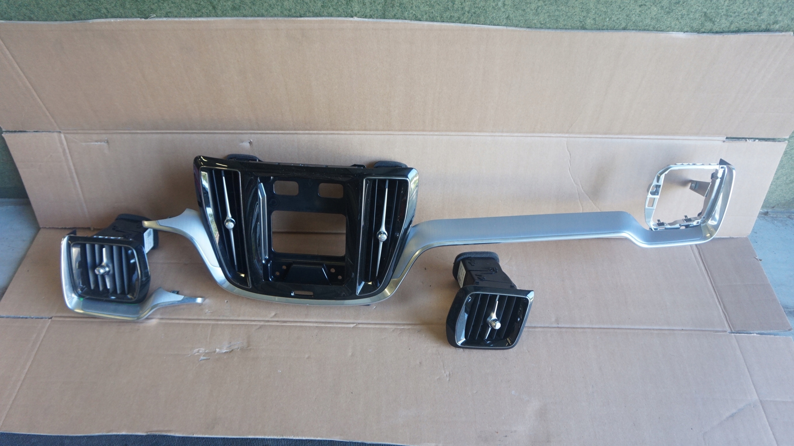 31477876 31477875 - Вентиляційні решітки Volvo S60 III V60 II