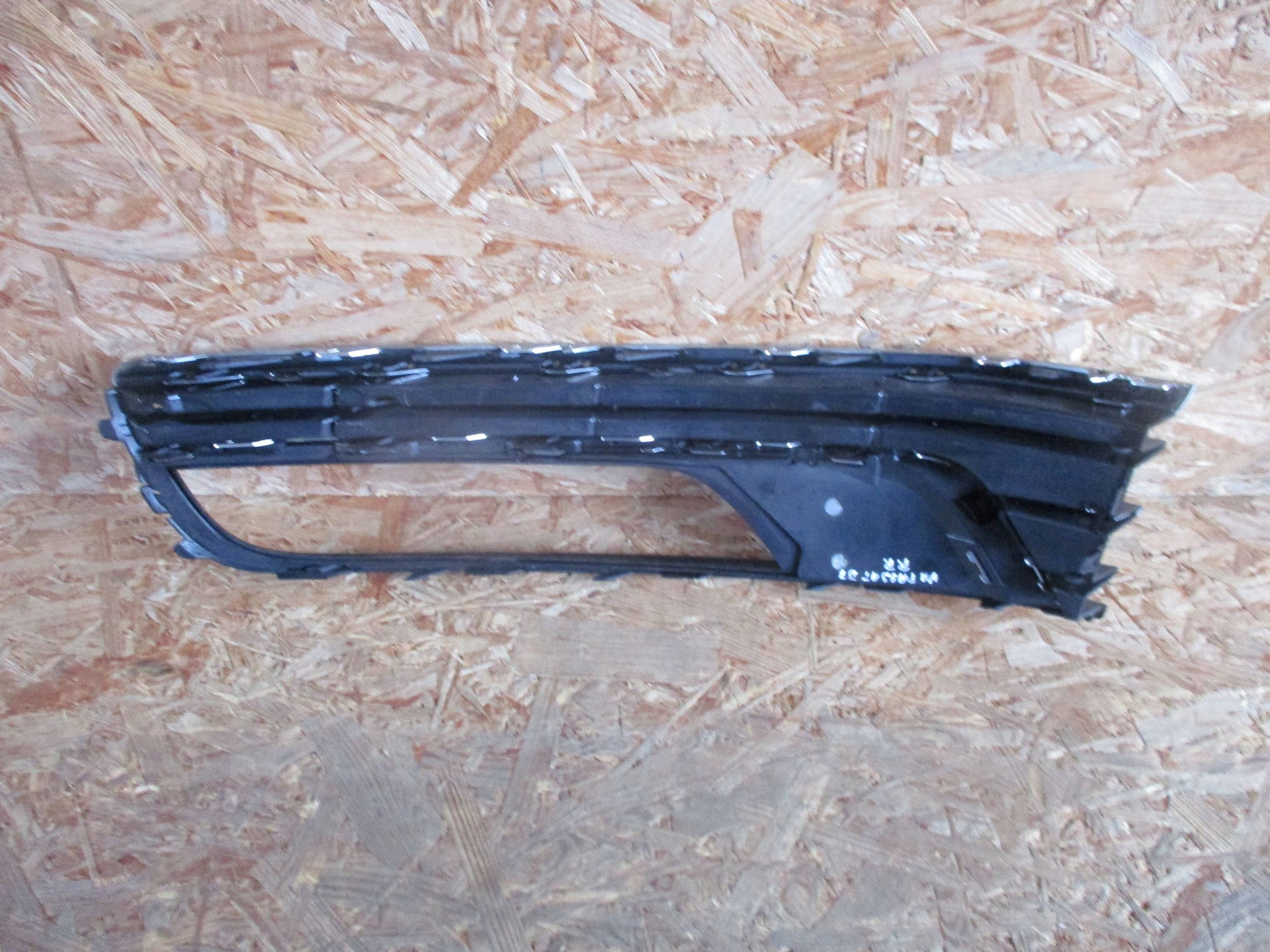 Grille Pare choc Avant VW PASSAT B7 3AA