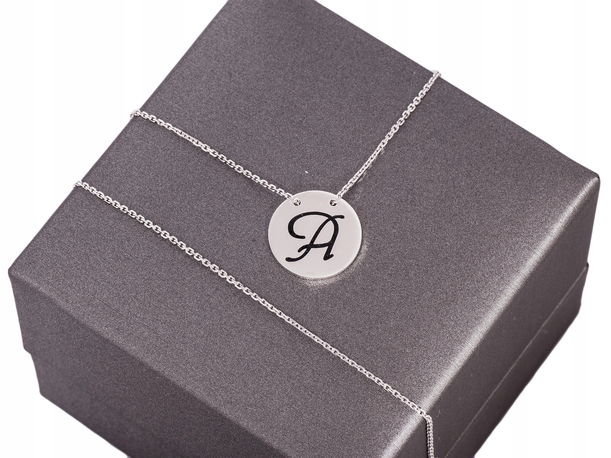 

Srebrna celebrytka z emaliowaną literką A, M, K, D