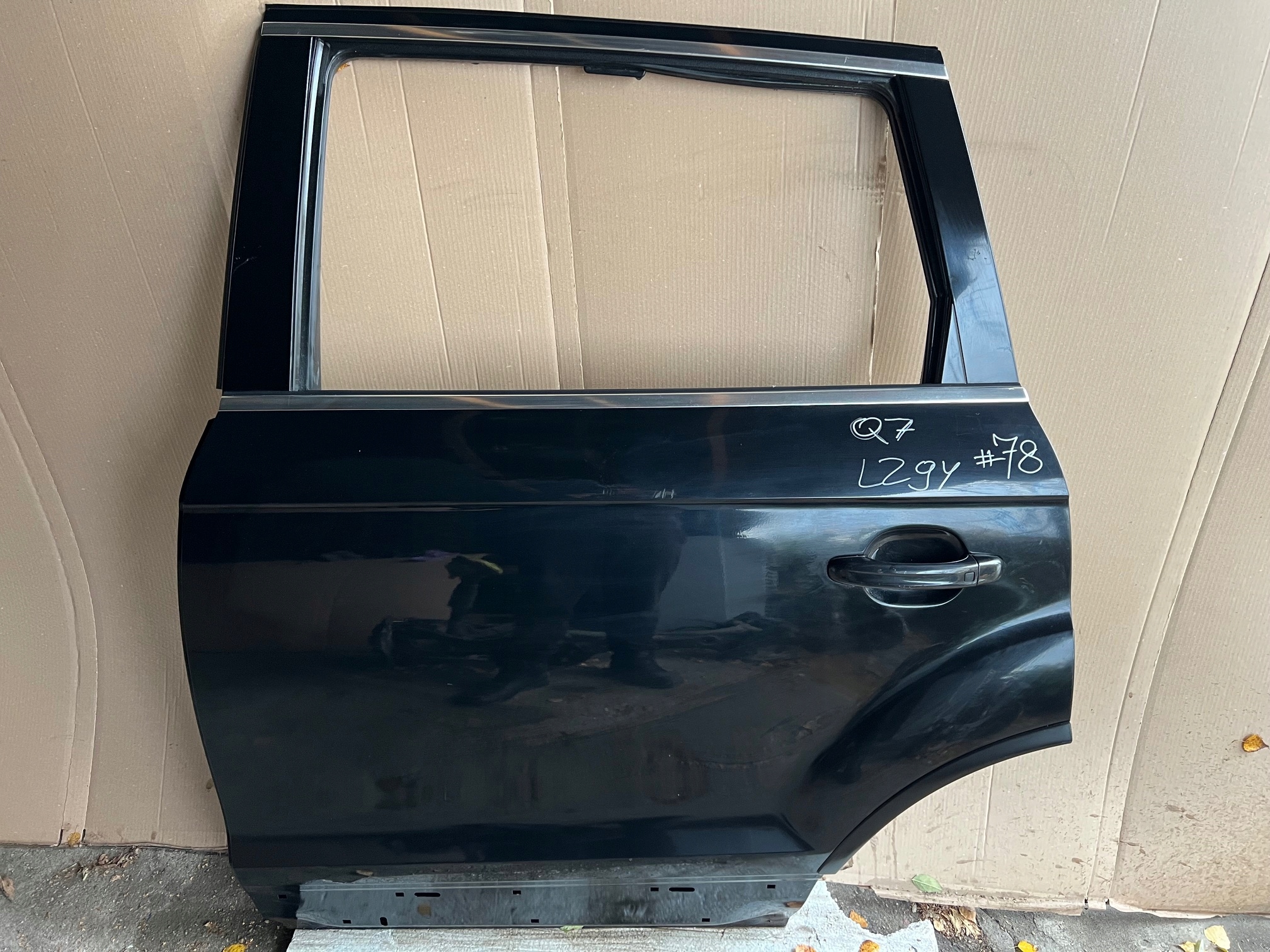 AUDI Q7 4L door left rear. left rear part LZ9Y