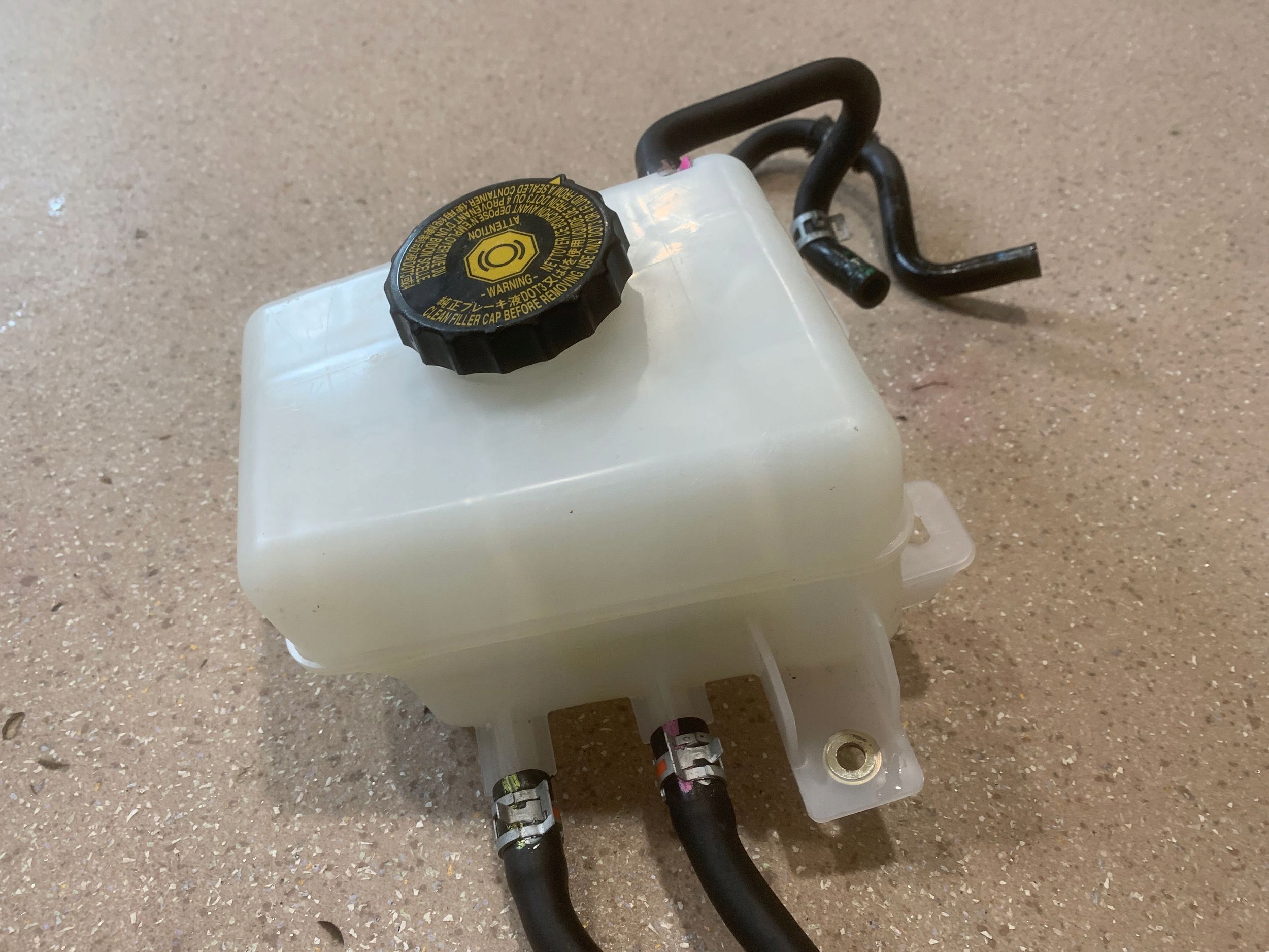 бачок тормозной жидкости lexus RX 450H