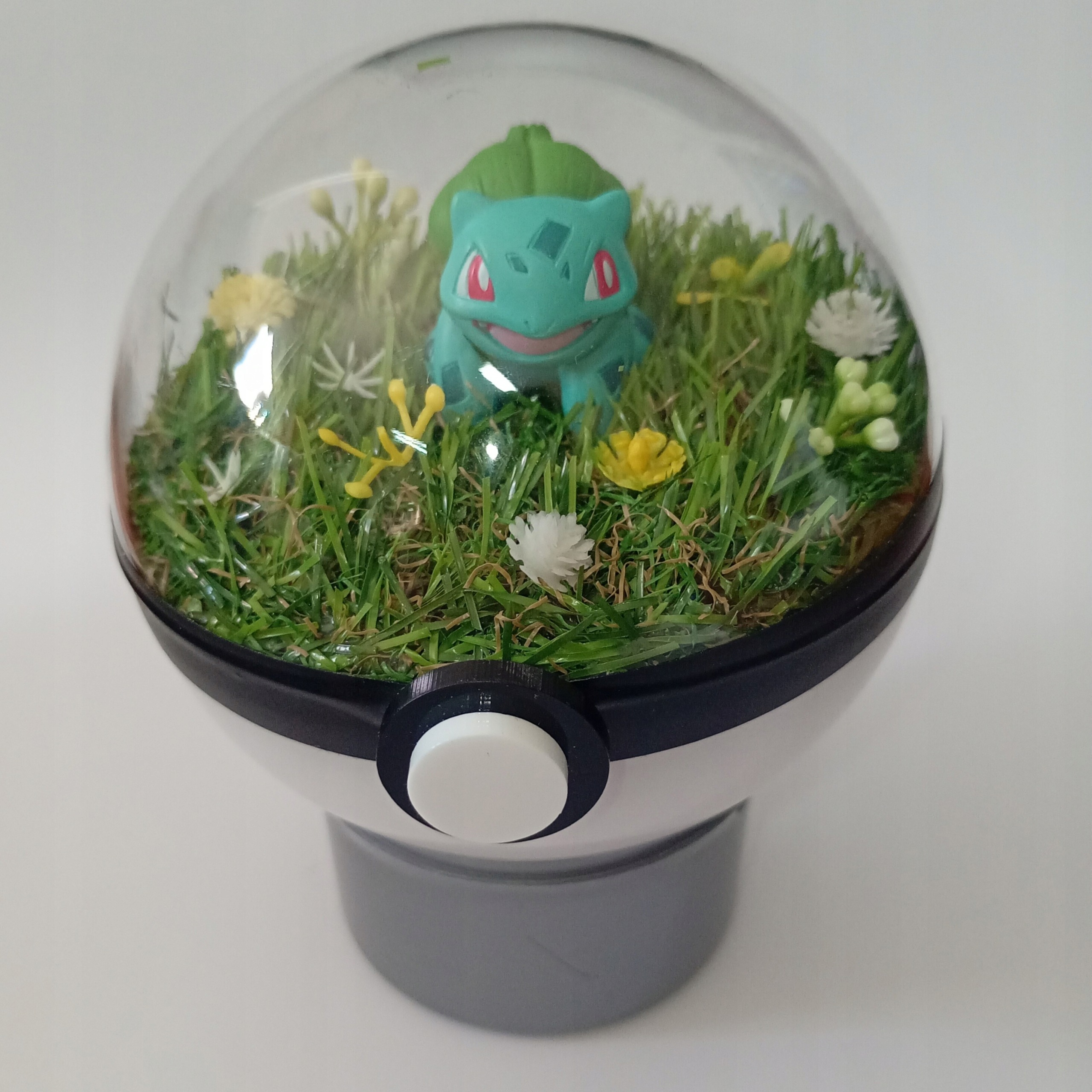 Bulbasaur – Pokeballové Terárium – Unikátní Diorama Pokémon Handmade 10 CM