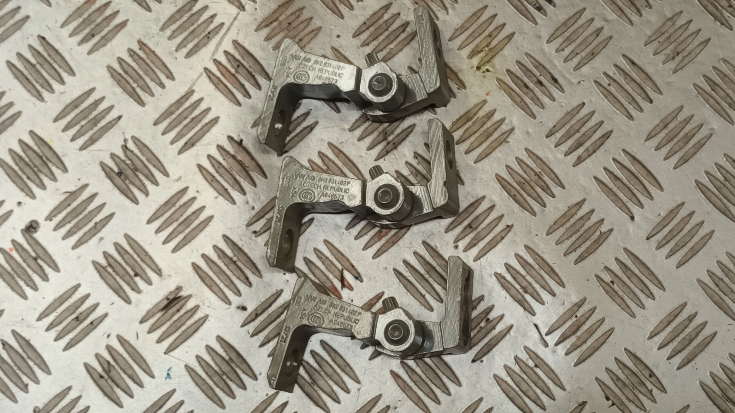 hinge door VW AUDI SKODA SEAT - 8K0831402P