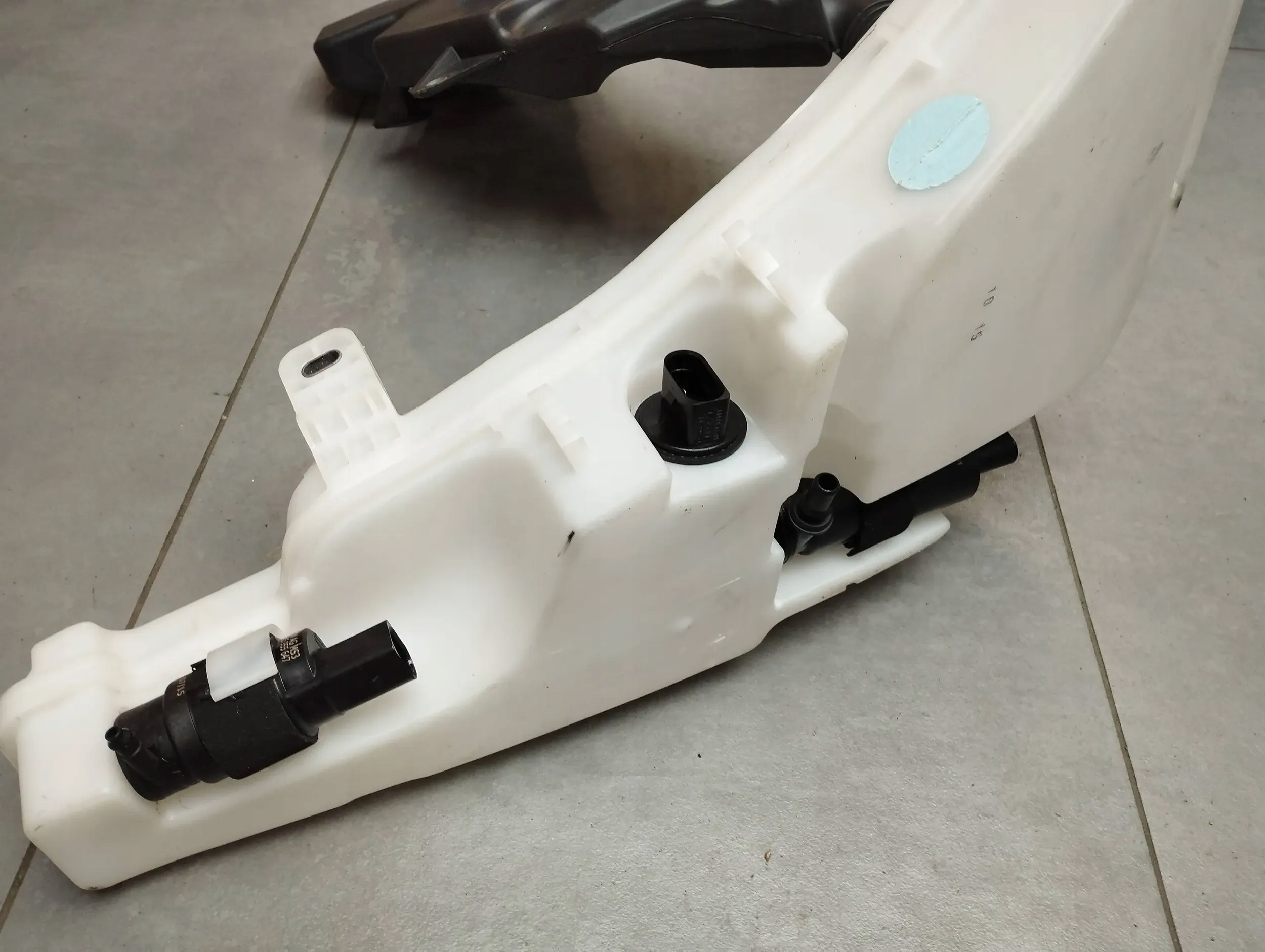 Audi A6 C7 4G washer fluid tank 4G8955451F