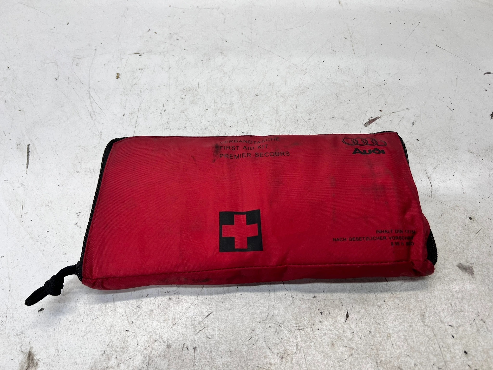 first aid kit PIERWSZEJ POMOCY A4 B8 A5 Q5 8K0860282C