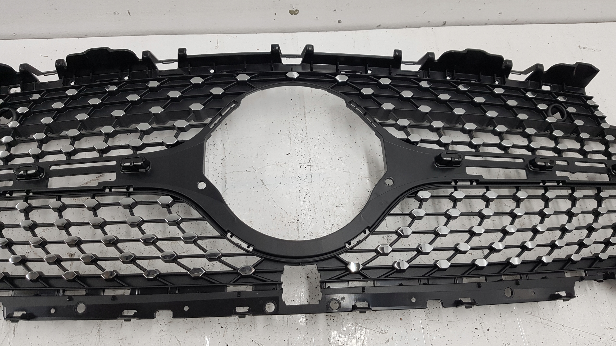 MERCEDES CLS W257 AMG KAMERA GRILL ATRAPA Jakość części (zgodnie z GVO) O - oryginał z logo producenta pojazdu (OE)