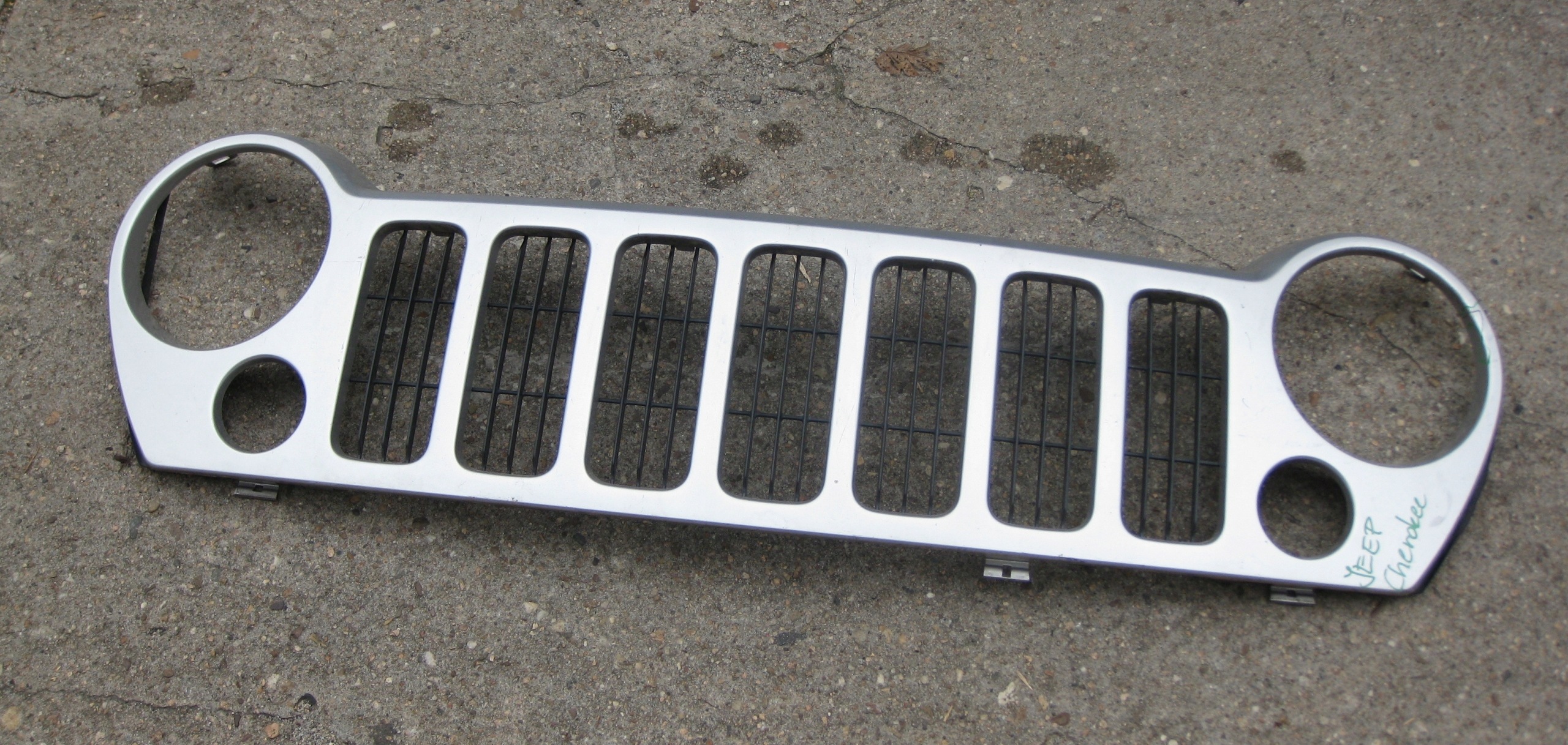 JEEP CHEROKEE LIBERTY KJ Grill Grill 55157120AE