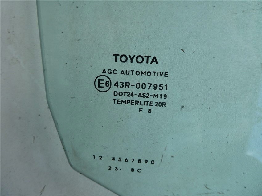 SZYBA PRZEDNIA PRAWA DRZWI TOYOTA YARIS II 3D 2008 Producent części Toyota OE