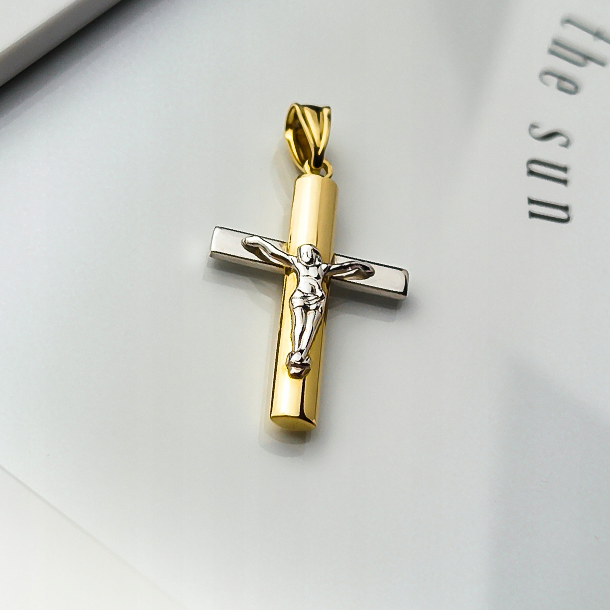 Zlatý přívěsek katolický křížek s bílým zlatem, ryzost 585