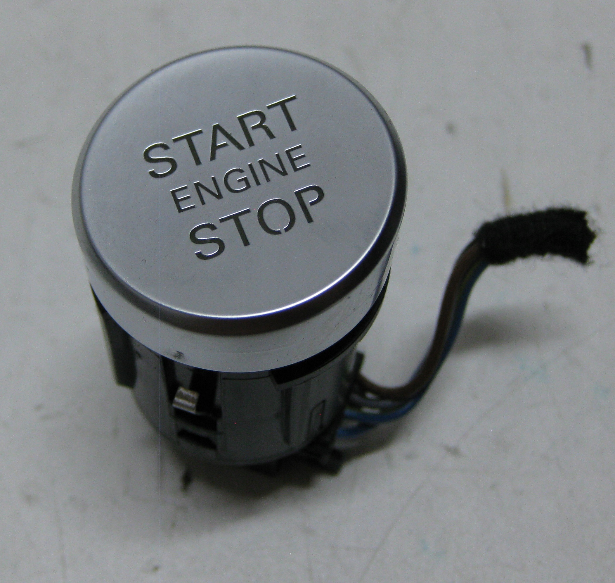 AUDI A4 B8 Schalter START STOP ENGINE 8K0905217
