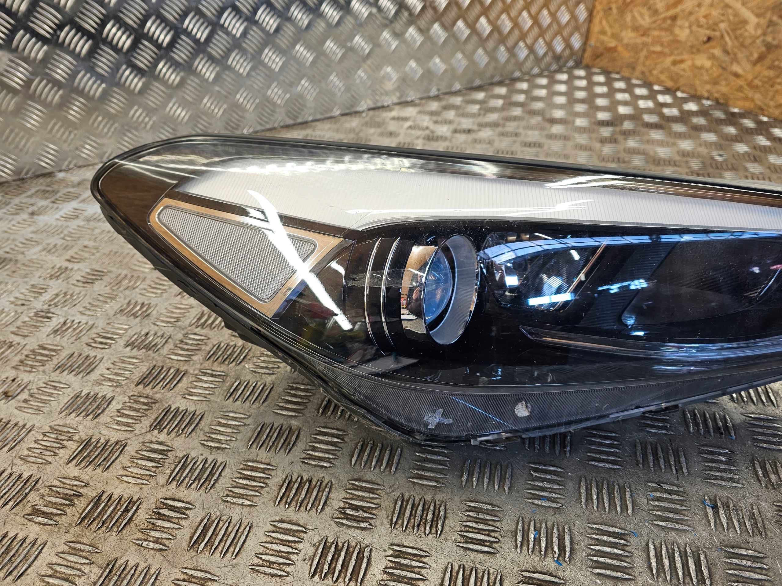 HYUNDAI TUCSON II III light right front front right 92102-D7110 U.K