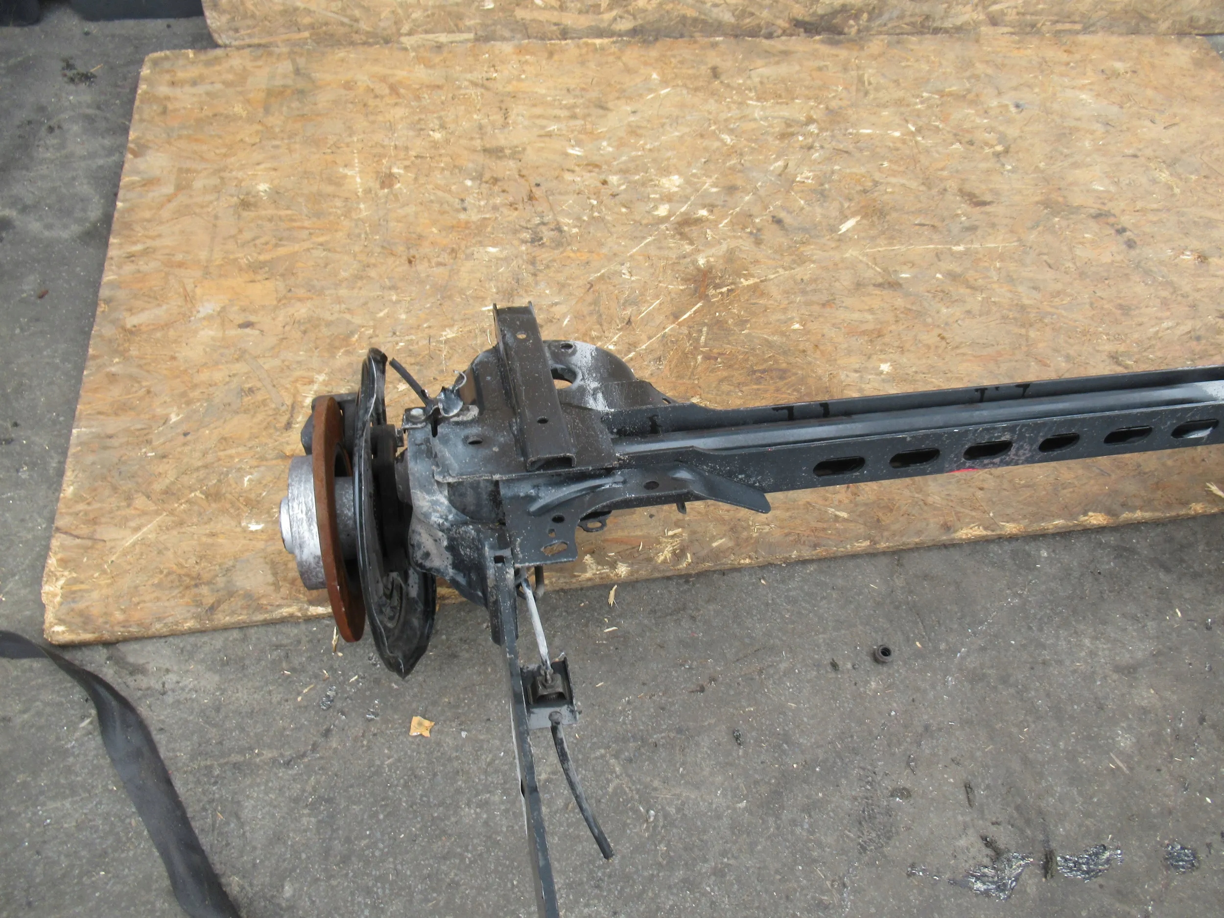 Oś tył Renault Trafic III 14- Producent części Renault OE