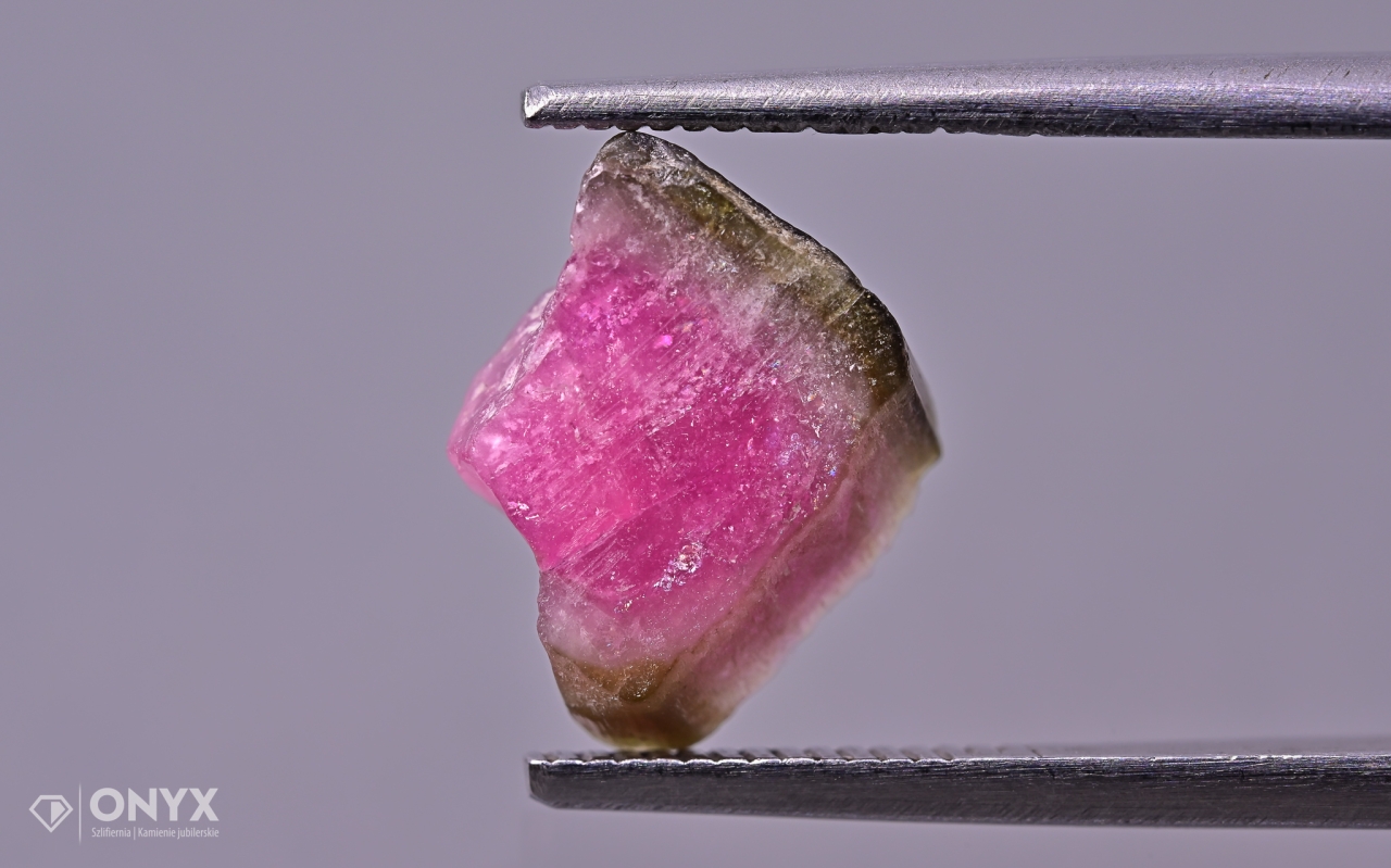 Turmalín deska nepravidelná 11,5x9,5 mm