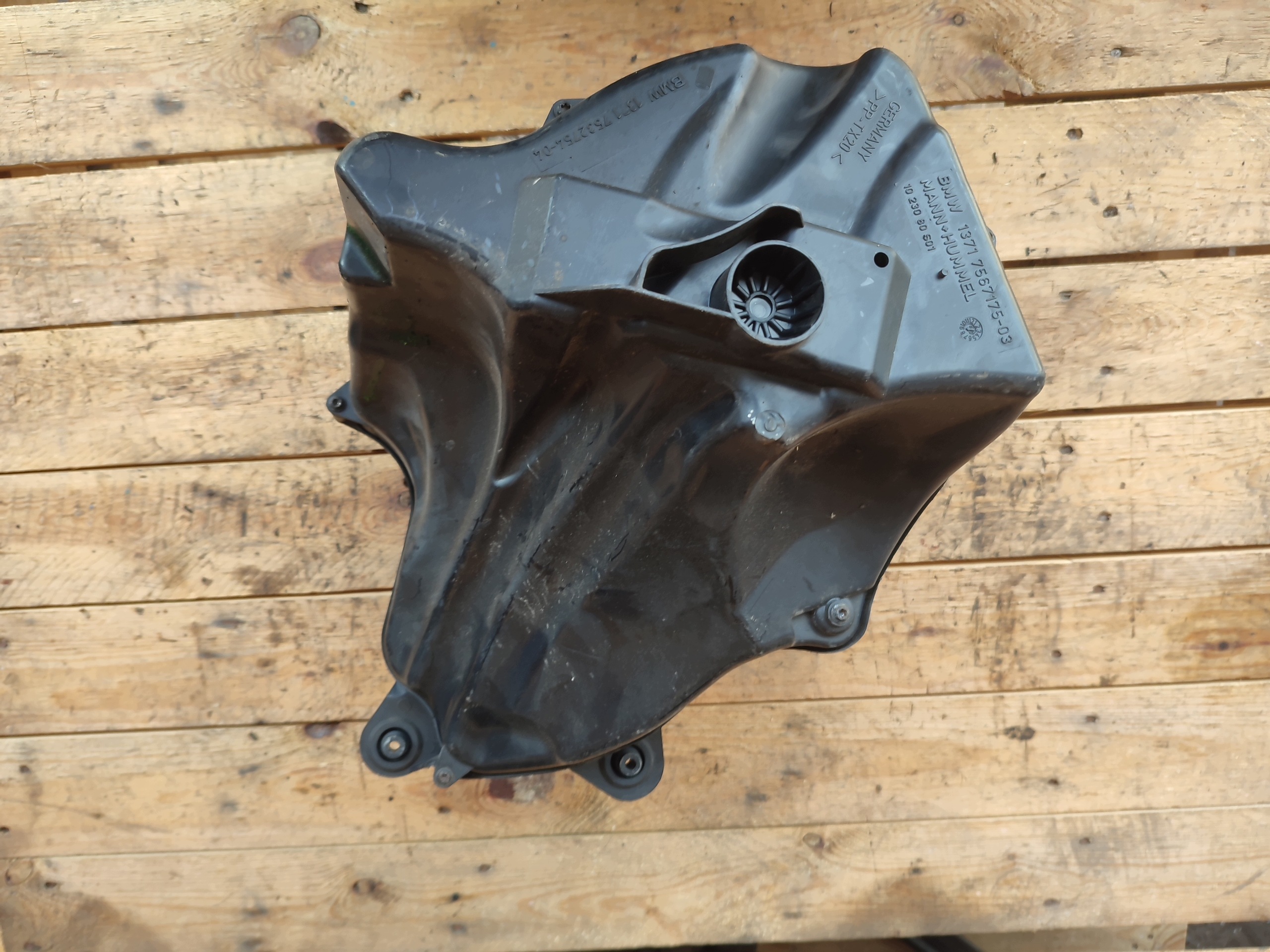 BMW air filter housing 13717567175