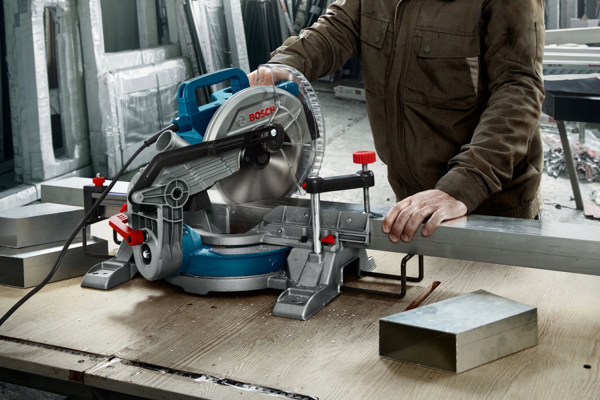 UKOŚNICA z laserem GCM 216 BOSCH + STÓŁ GTA 2600 Głębokość cięcia pod kątem 90 stopni 60 mm