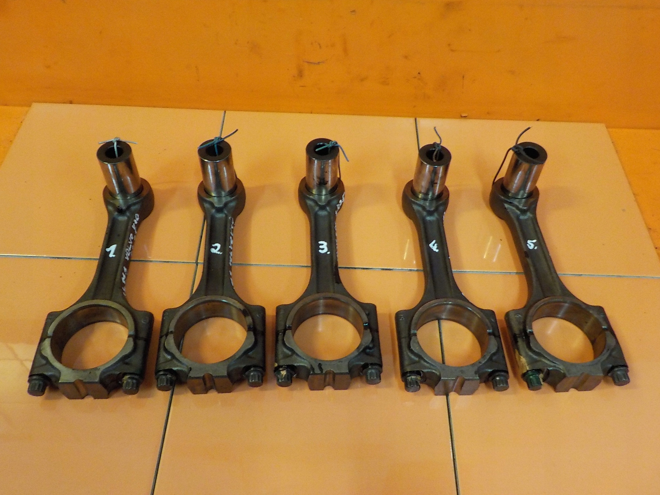 VOLVO V70 S60 XC90 XC70 2.4 D5 07r 185KM korbowod