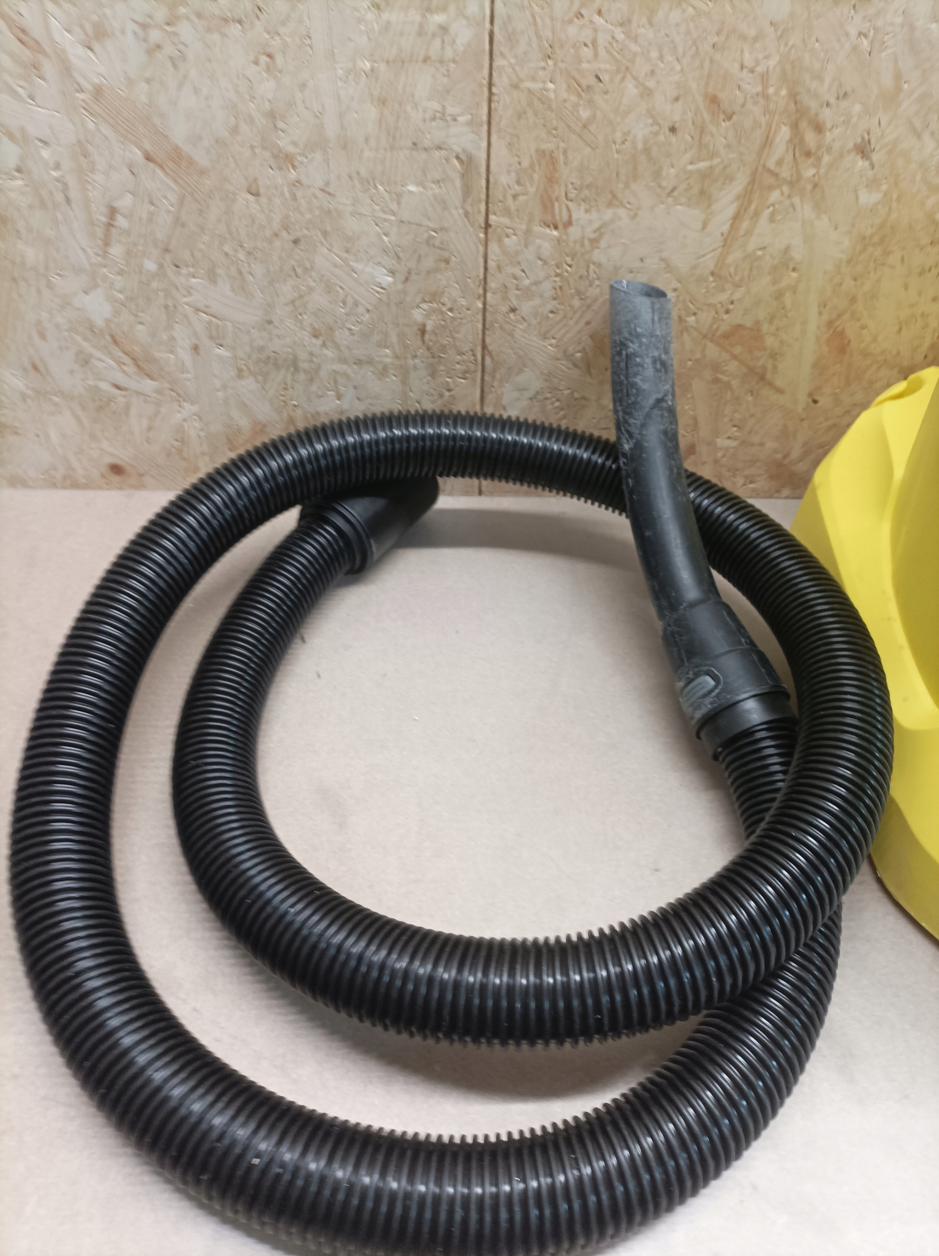 F26 Karcher WD 4 V-20/5/22 Odkurzacz przemysłowy 1000W Maksymalna moc 1000 W