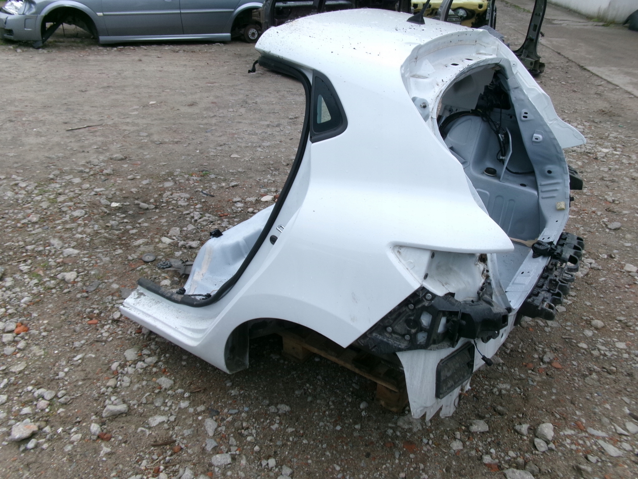 RENAULT CLIO 4 IV PAS TYŁ BŁOTNIKI WANNA KOMPLET 5D