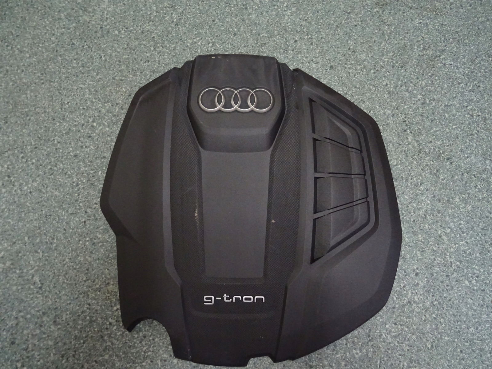 AUDI A4 B9w КРЫШКА ЗАЩИТА GORNA ДВИГАТЕЛЯ