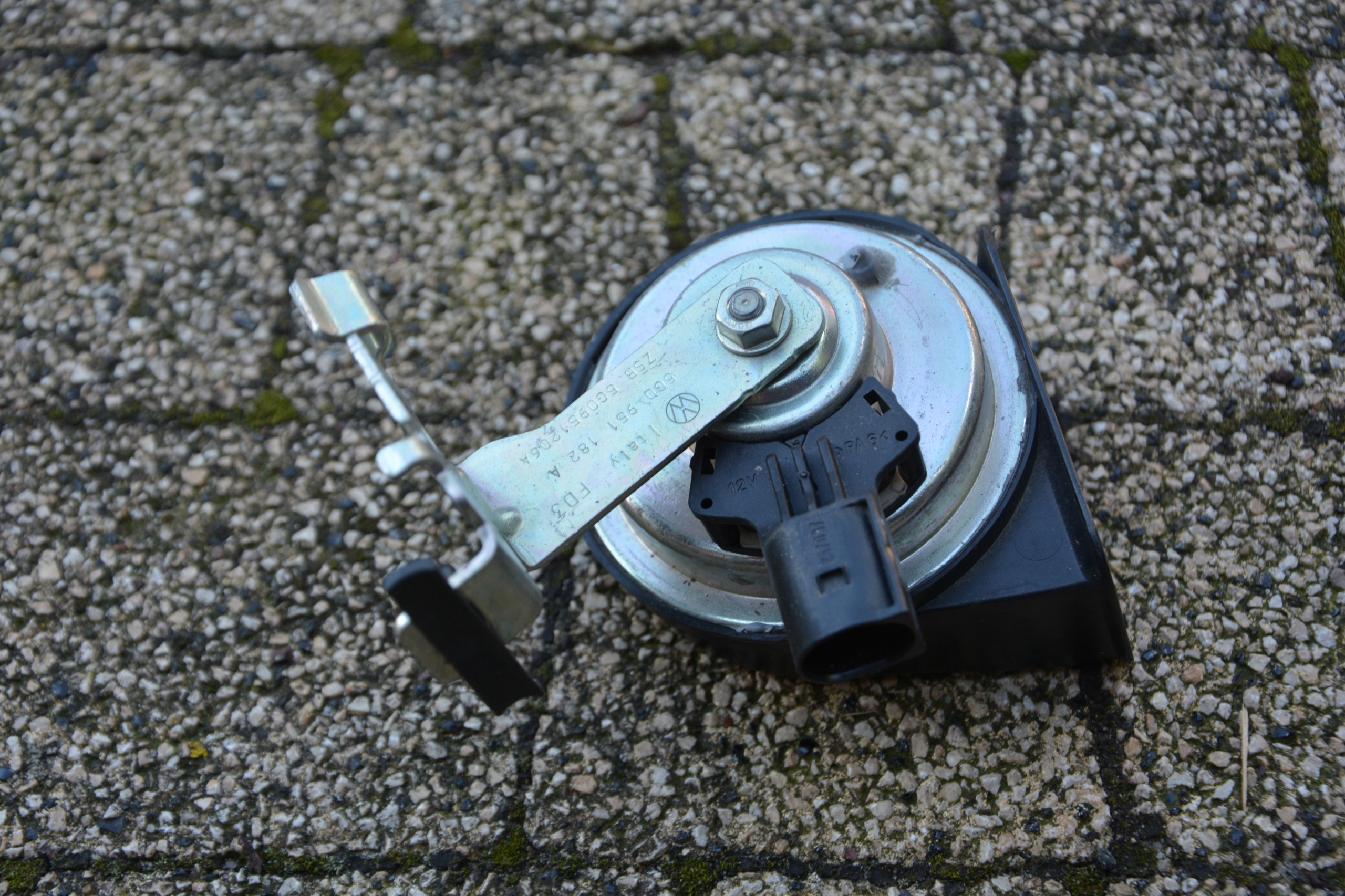 KLAKSON SYGNAŁ DŹWIĘKOWY VW GOLF 7 5Q0951221 Numer katalogowy części KLAKSON SYGNAŁ DŹWIĘKOWY VW GOLF VII 5Q0951221