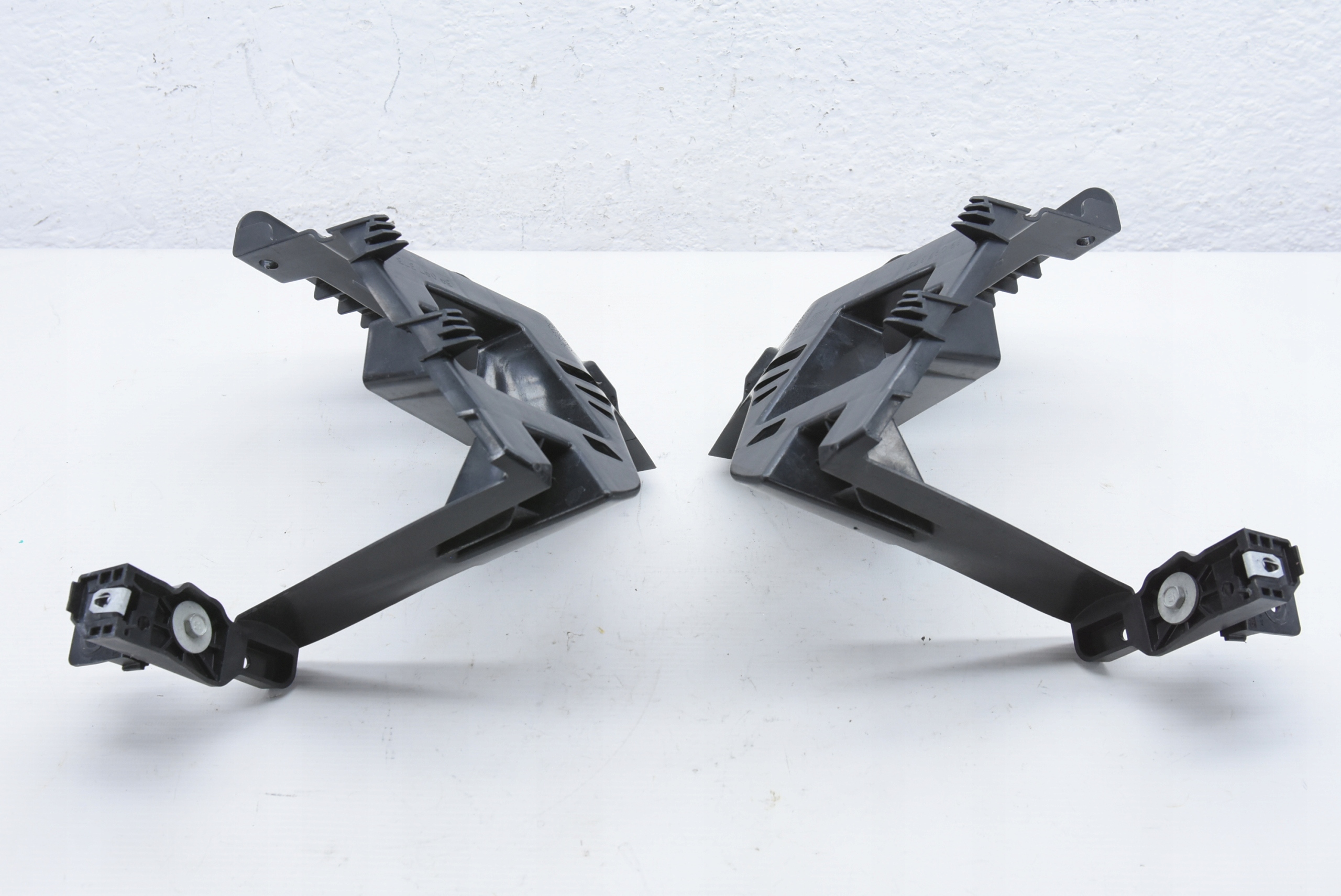 OPEL CROSSLAND ŚLIZG WSPORNIK POD LAMPĘ PRAWY PRZÓD Producent części Opel OE