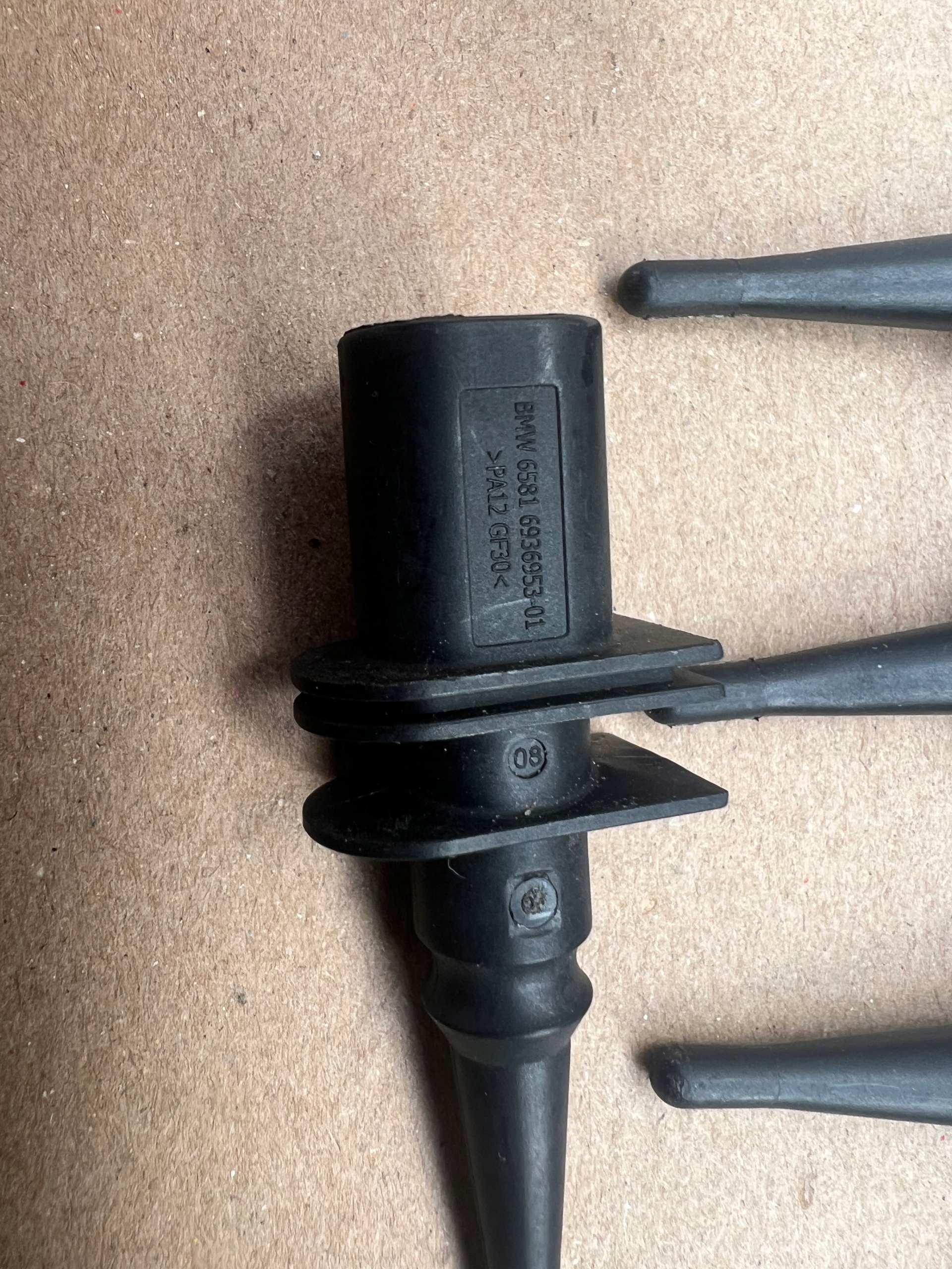 CZUJNIK TEMPERATURY ZEWNĘTRZNEJ BMW F40 F44 F48 Producent części BMW OE