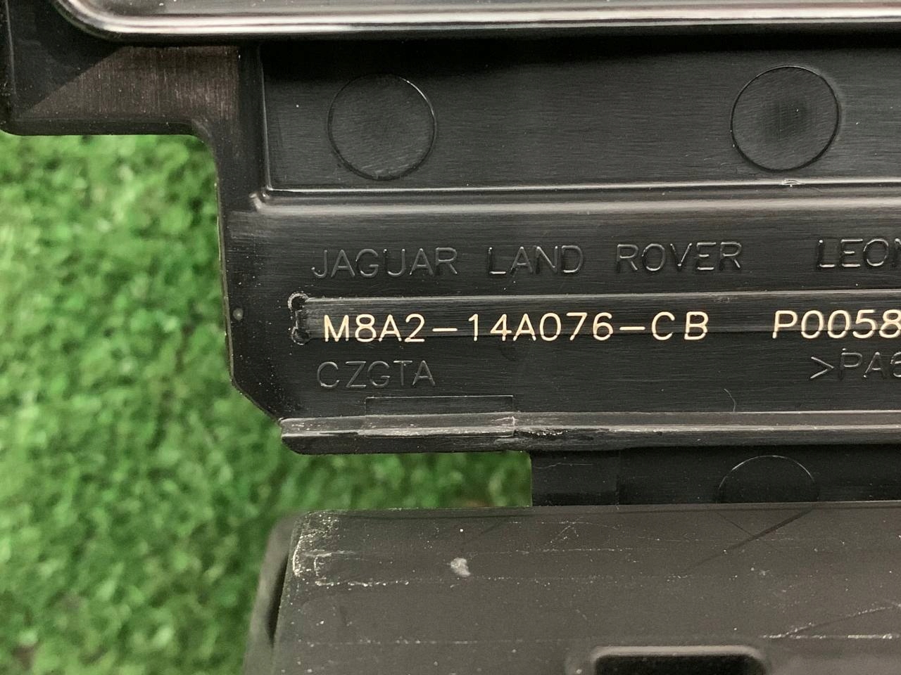 SKRZYNKA BEZPIECZNIKÓW VELAR L560 M8A2-14290-JWB Typ samochodu 4x4/SUV Samochody osobowe