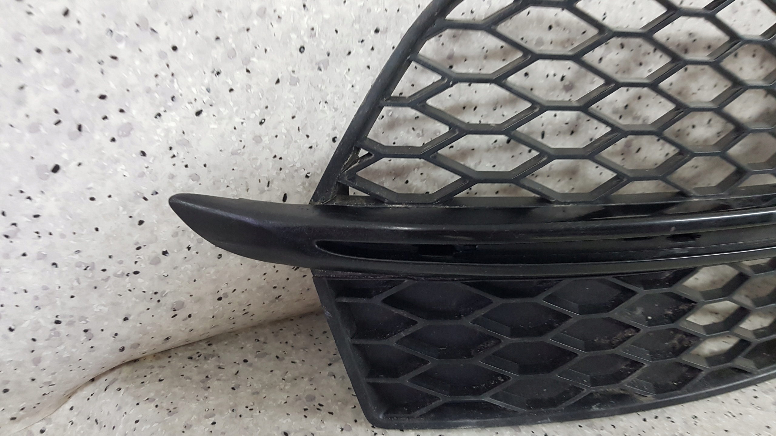 AUDI Q5 LIFT S-LINE 2012 - grid of a bumper front 2637