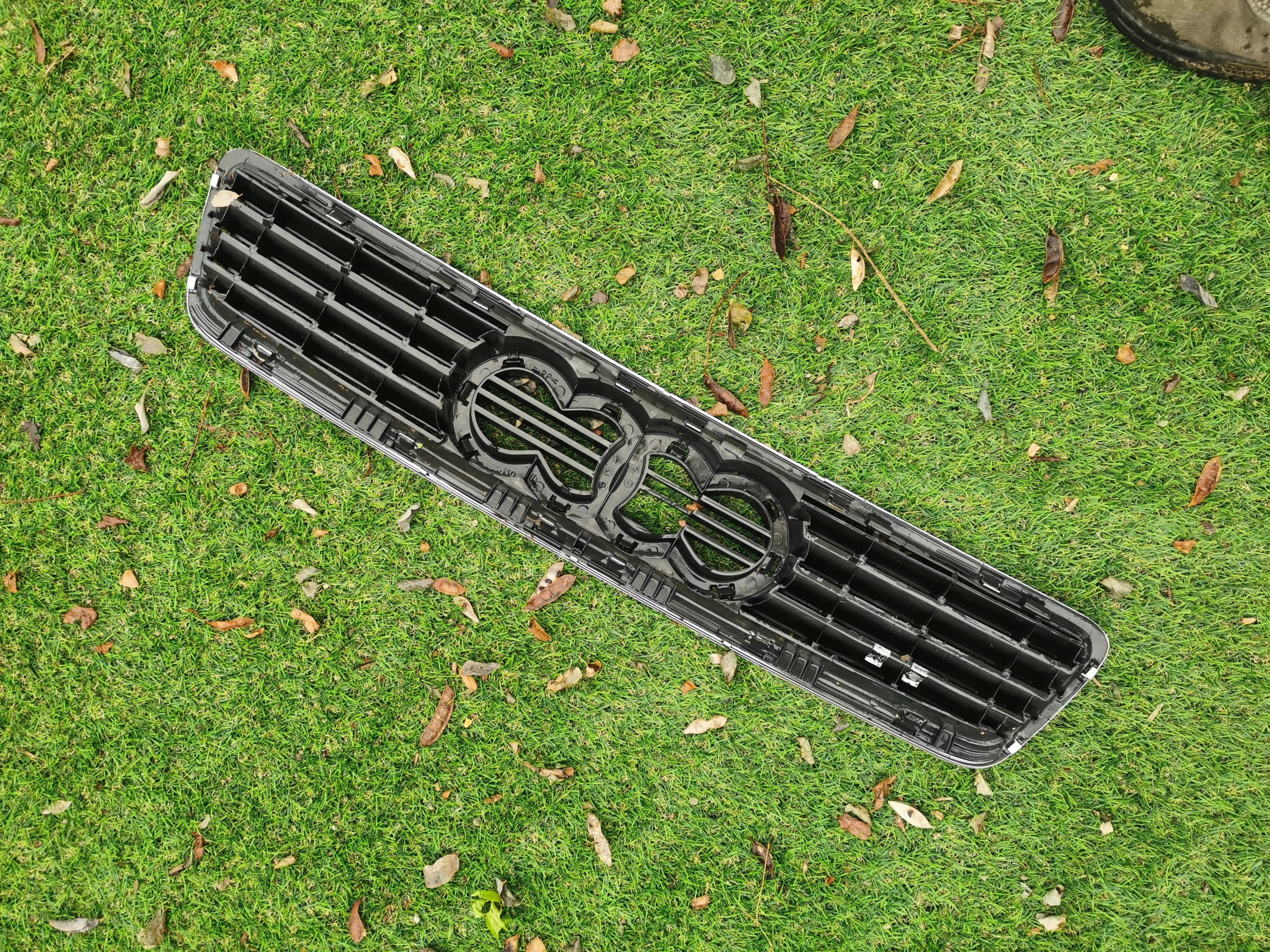 AUDI A4 B5 QUATTRO grill grille radiator 8D0.854.643.B 8D0.854.643 8D08546