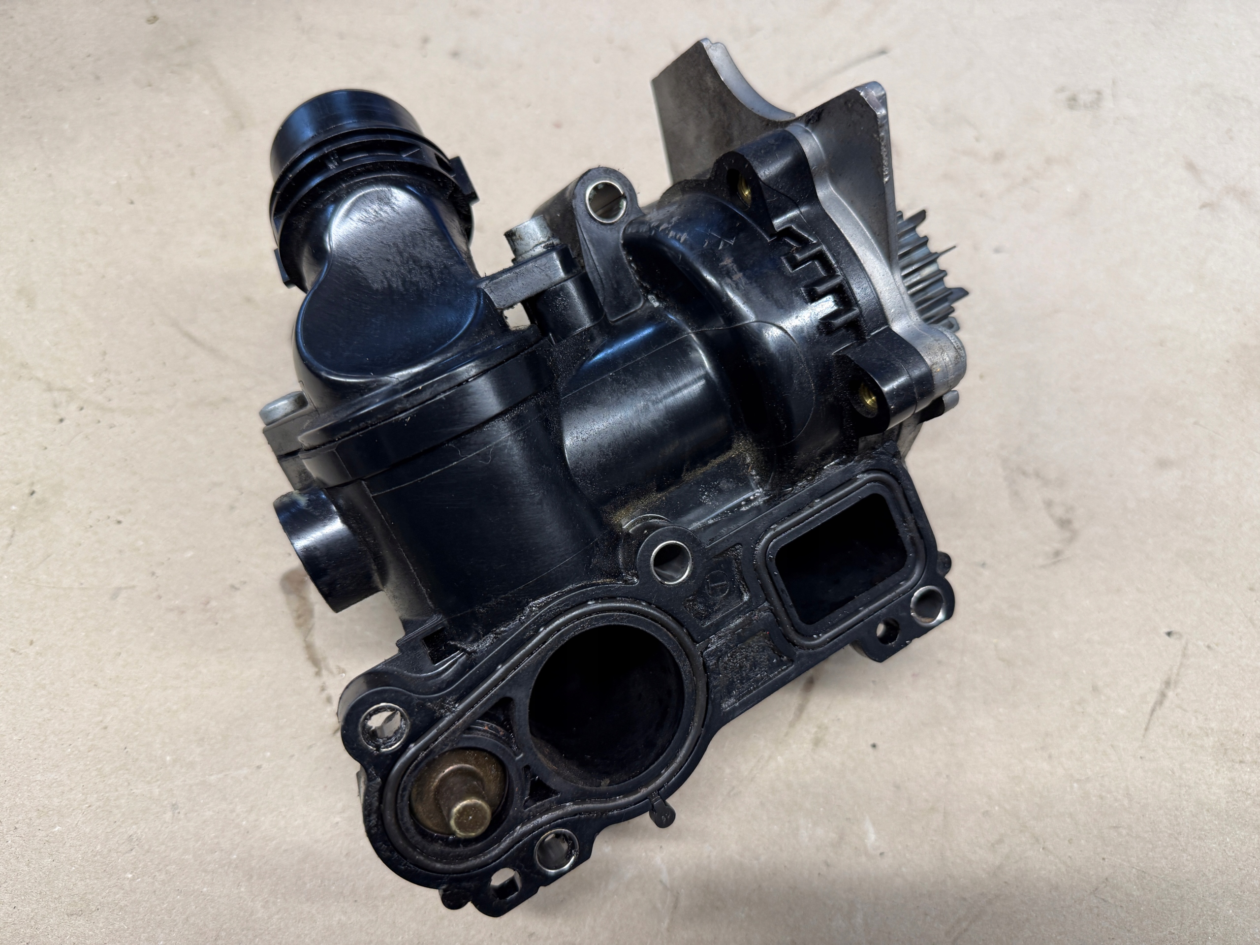 VW PASSAT B6 1.8 TSI water pump 06H121010