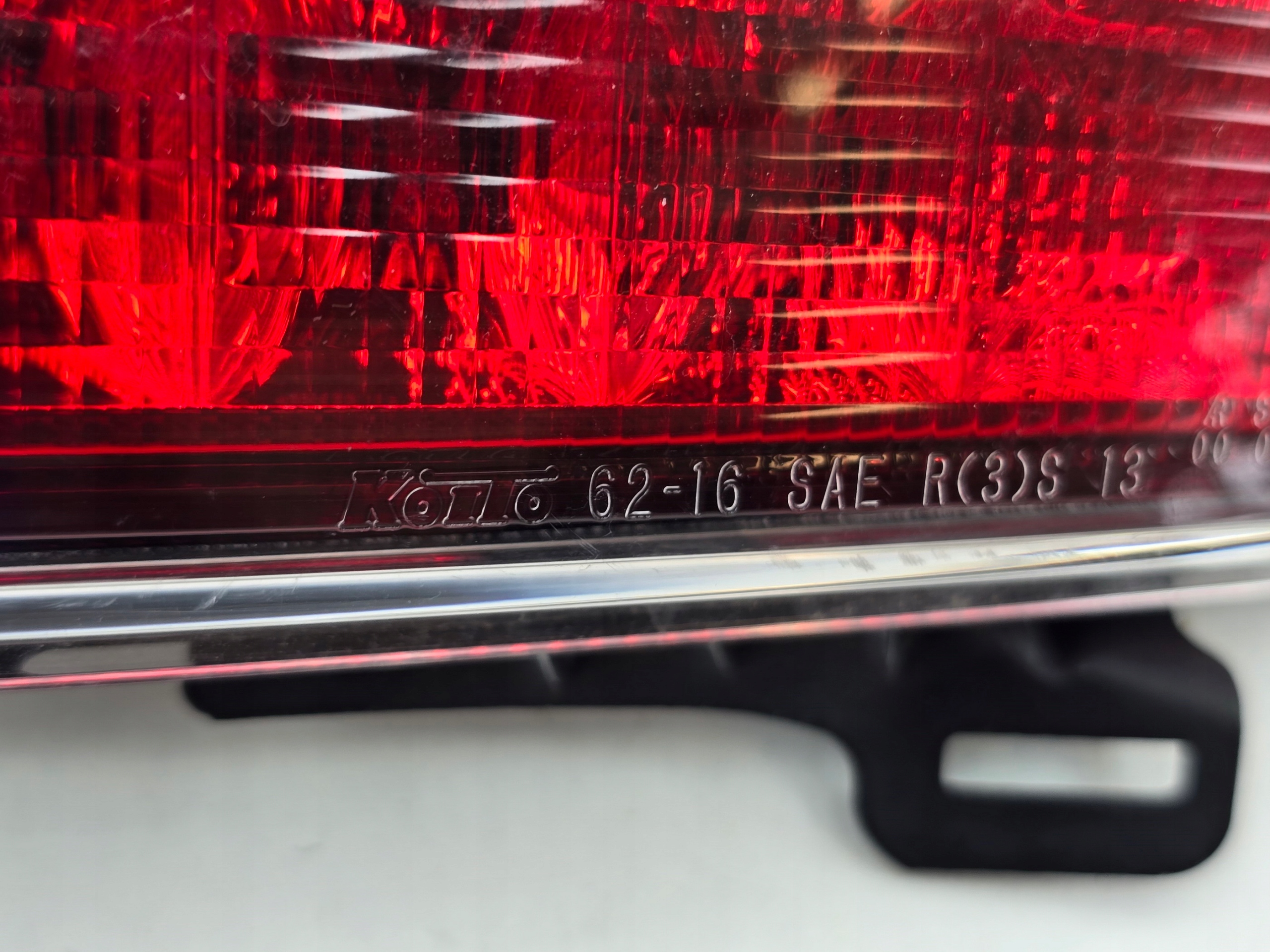 TOYOTA MIRAI и задний фонарь в крышке багажника правый накладка