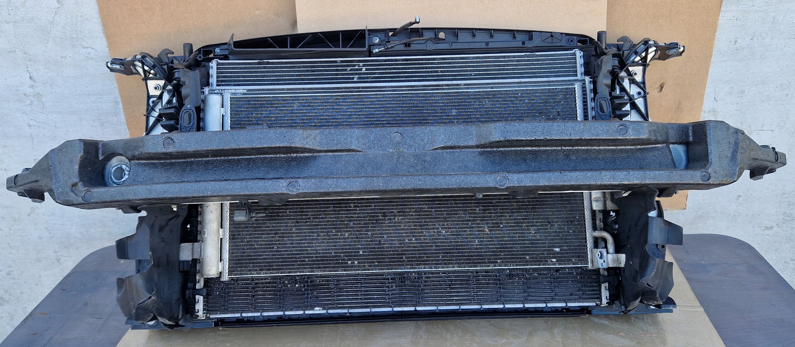 PAS PRZEDNI CHŁODNICE BELKA AUDI A4 B9 LIFT AUDI A5 8W 2.0 TDI IDEAŁ