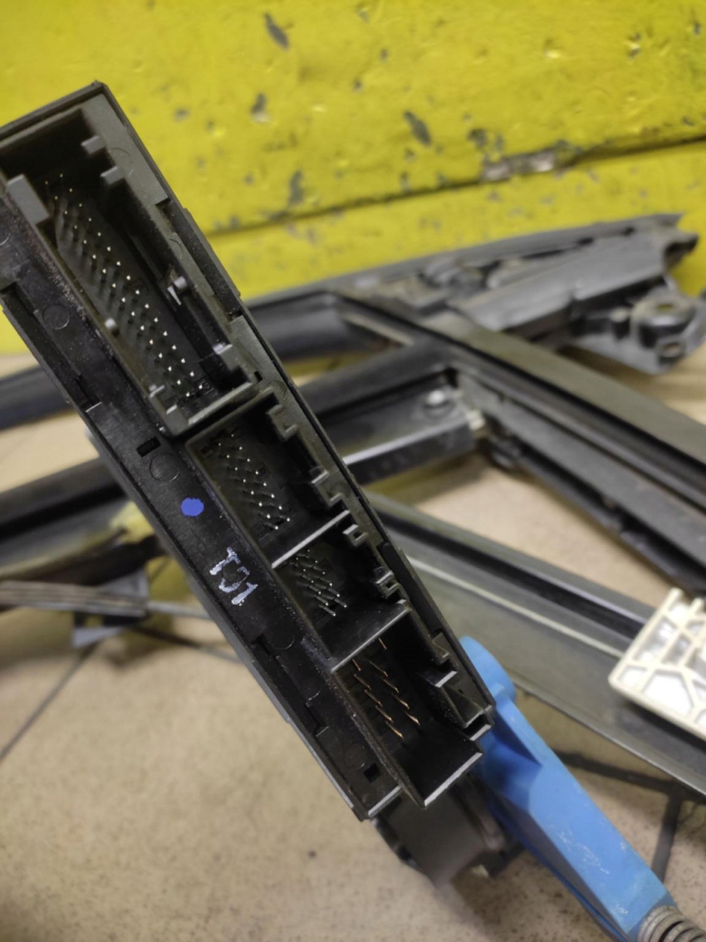 AUDI A4 B7 window regulator right front 8E0837630