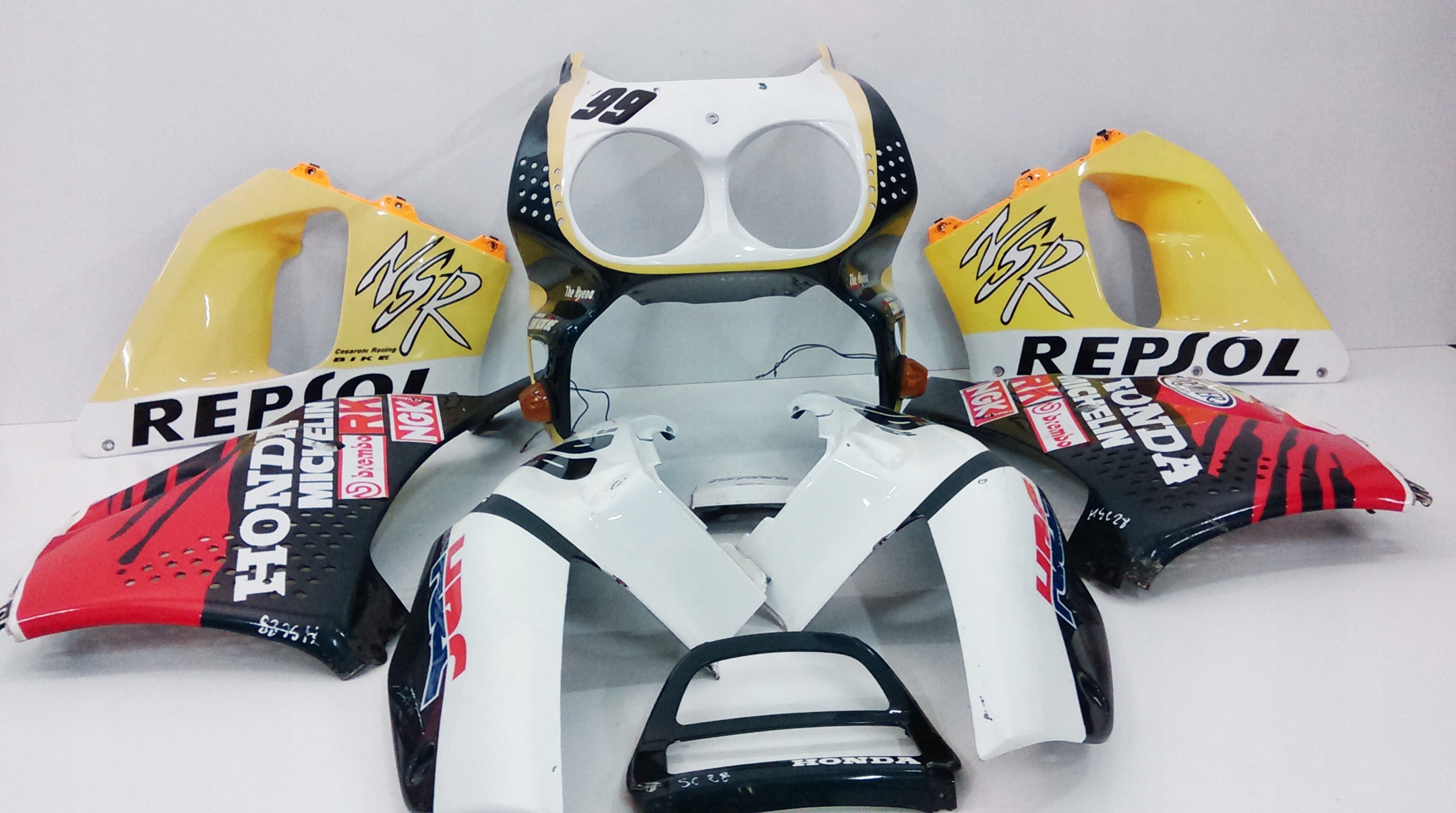 Hug86786 - HONDA CBR 900 SC 28 навіс капот