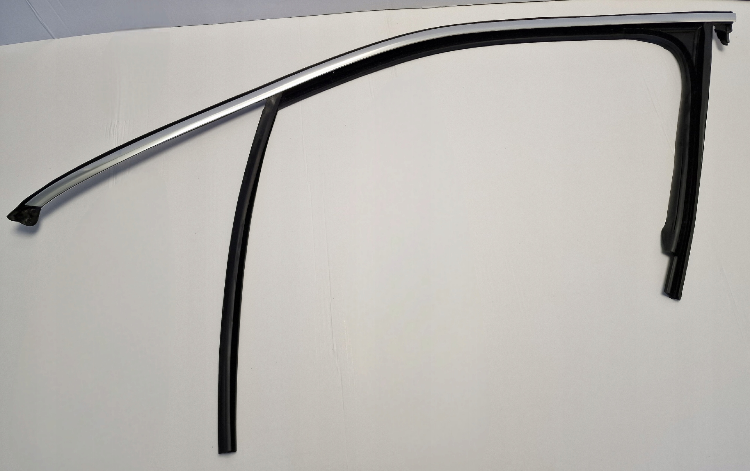 TOUAREG III USZCZELKA DRZWI LEWY PRZÓD CHROM 760