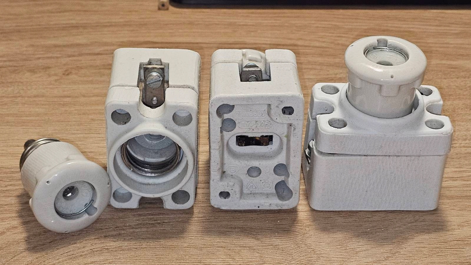 GNIAZDO PORCELANOWE BEZPIECZNIKOWE TYP 576 25A 660V Producent Inna